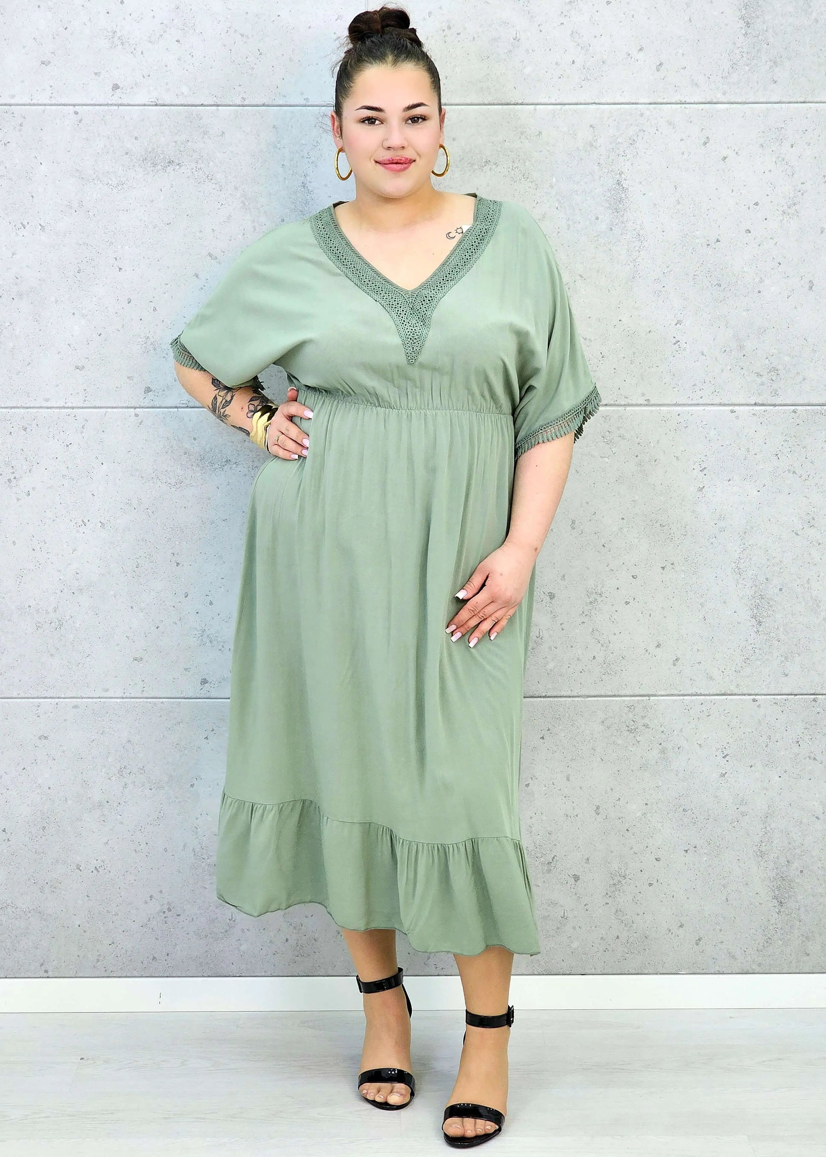 Sukienka plus size z lekkiej tkaniny – kobiecy fason dla sylwetki XXL Stylowa XL