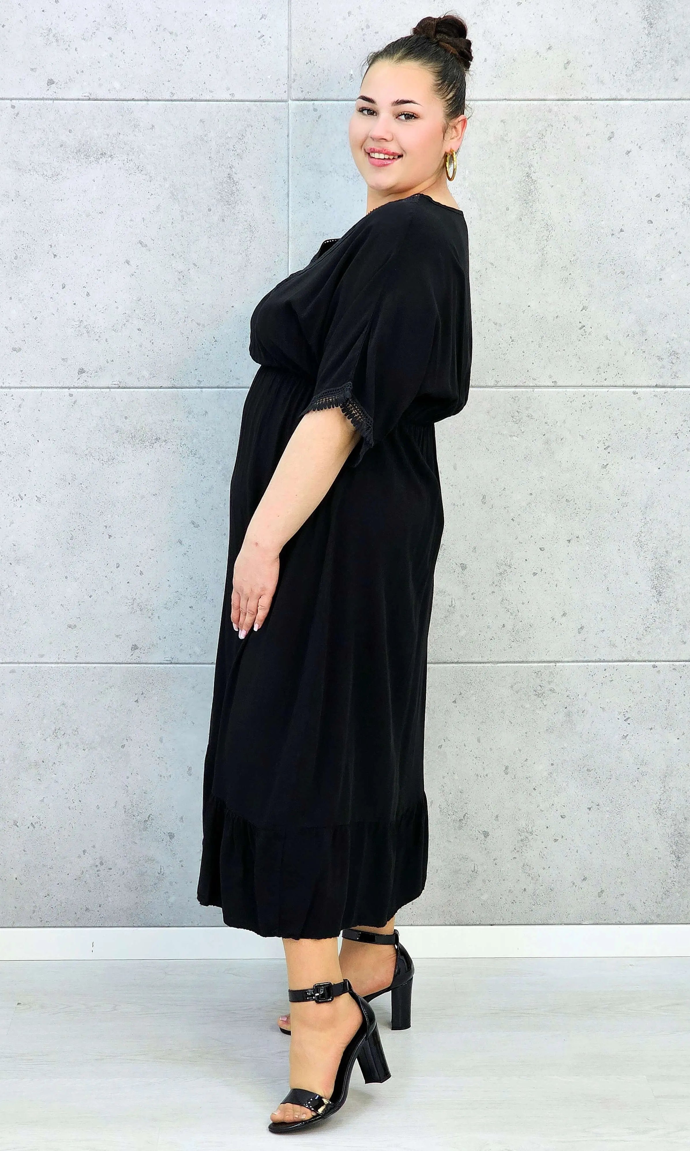 Sukienka plus size z lekkiej tkaniny – kobiecy fason dla sylwetki XXL Stylowa XL