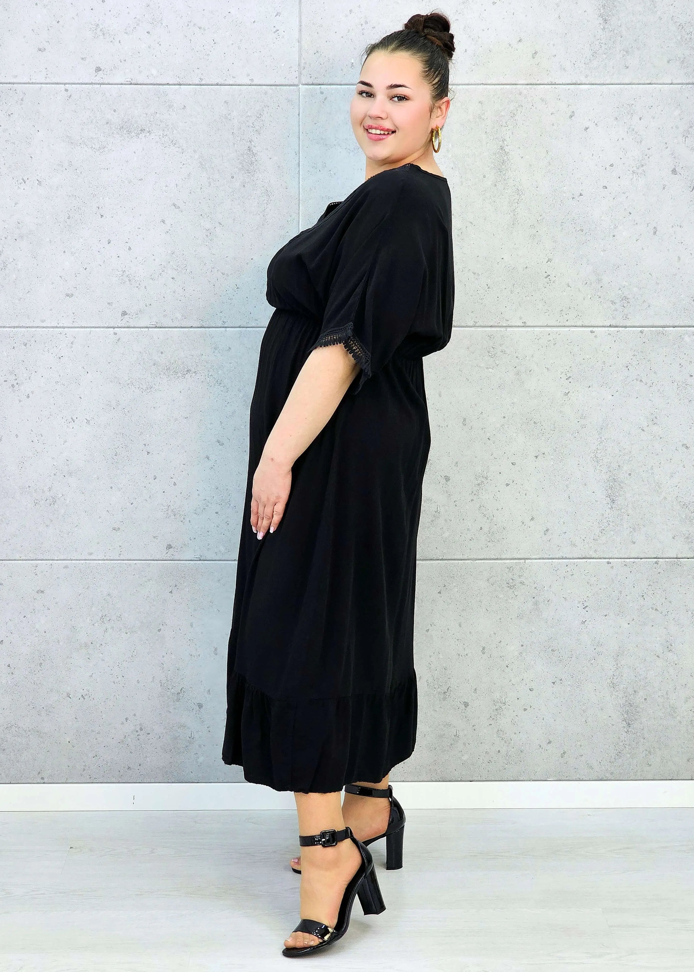 Sukienka plus size z lekkiej tkaniny – kobiecy fason dla sylwetki XXL Stylowa XL