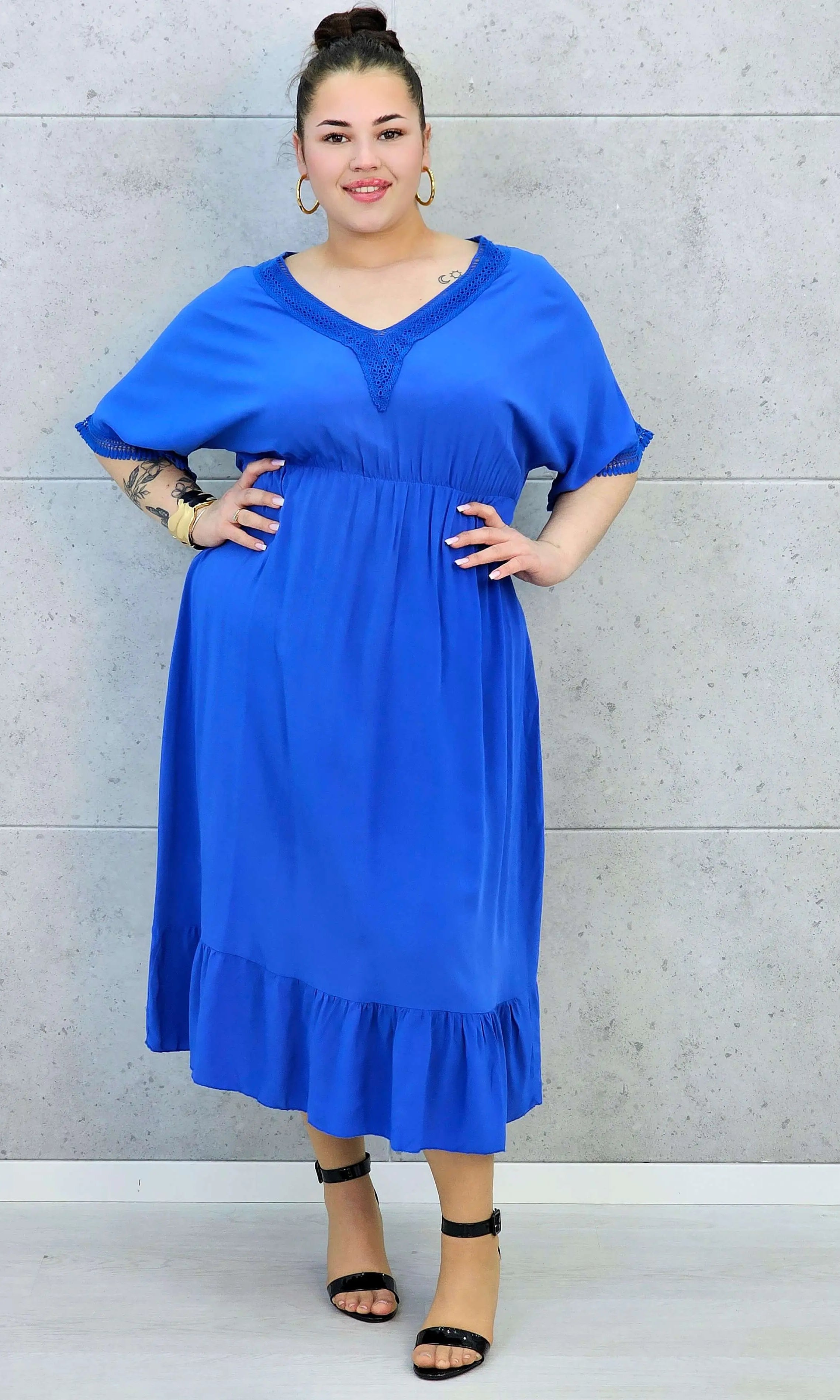 Sukienka plus size z lekkiej tkaniny – kobiecy fason dla sylwetki XXL Stylowa XL