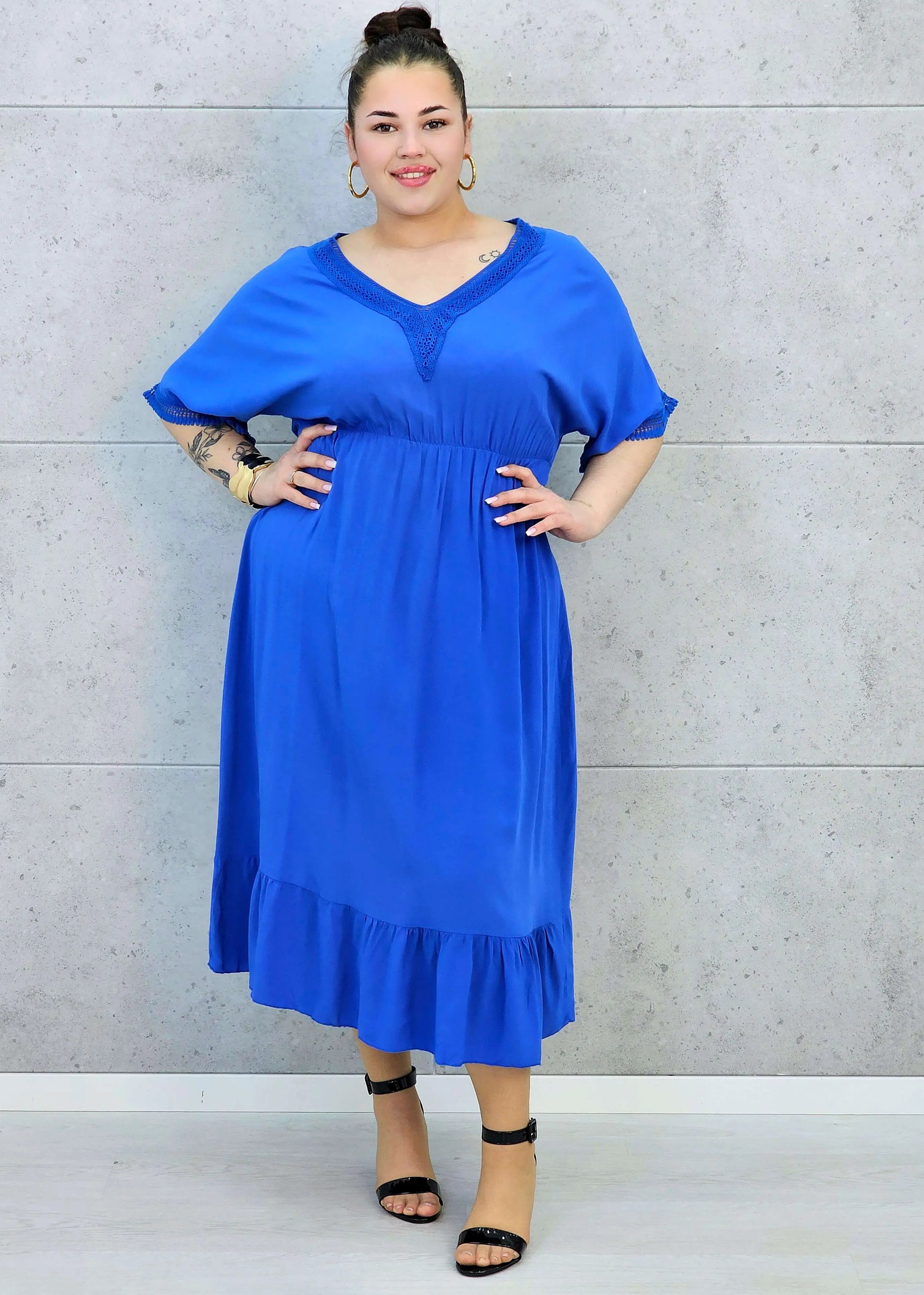 Sukienka plus size z lekkiej tkaniny – kobiecy fason dla sylwetki XXL Stylowa XL