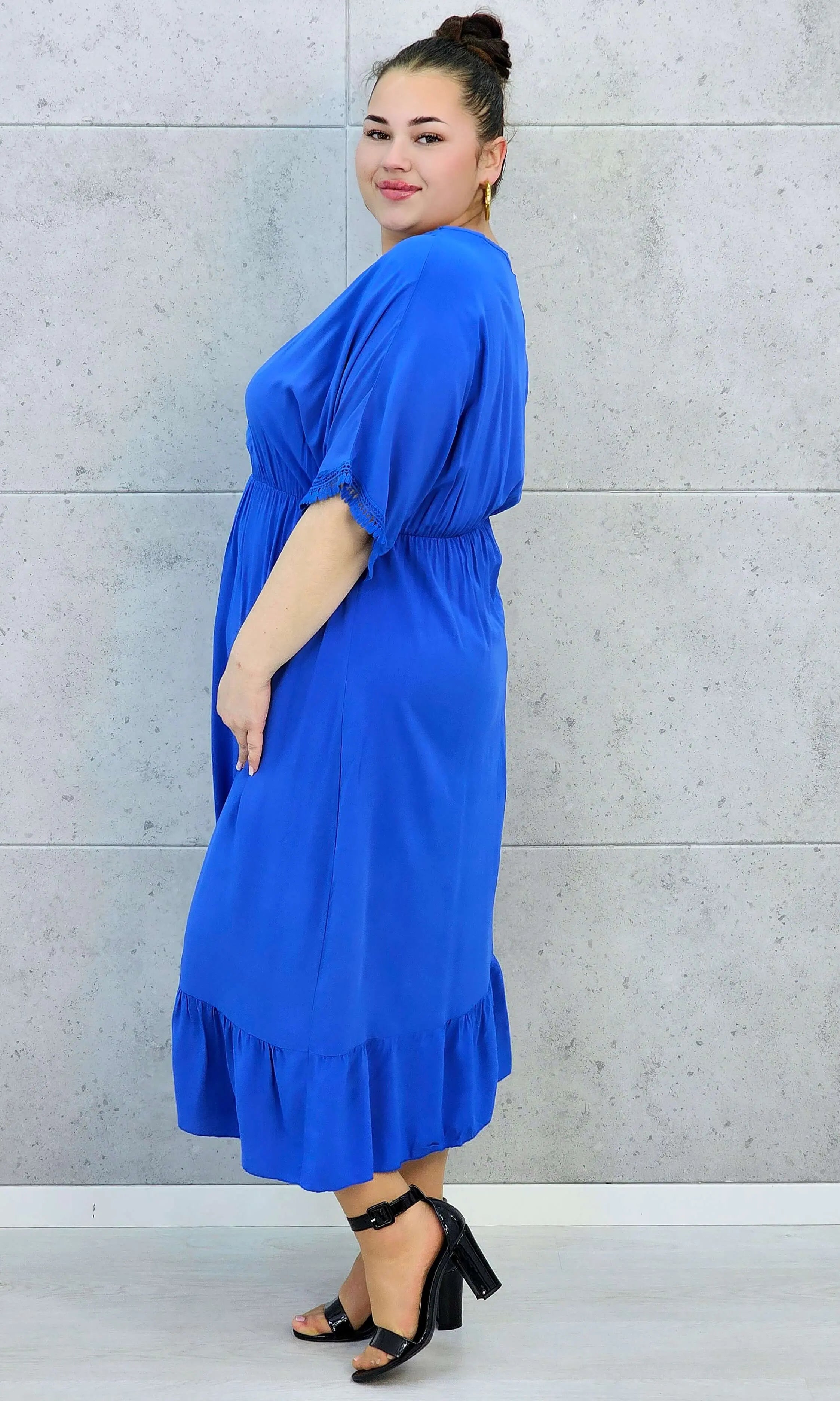 Sukienka plus size z lekkiej tkaniny – kobiecy fason dla sylwetki XXL Stylowa XL