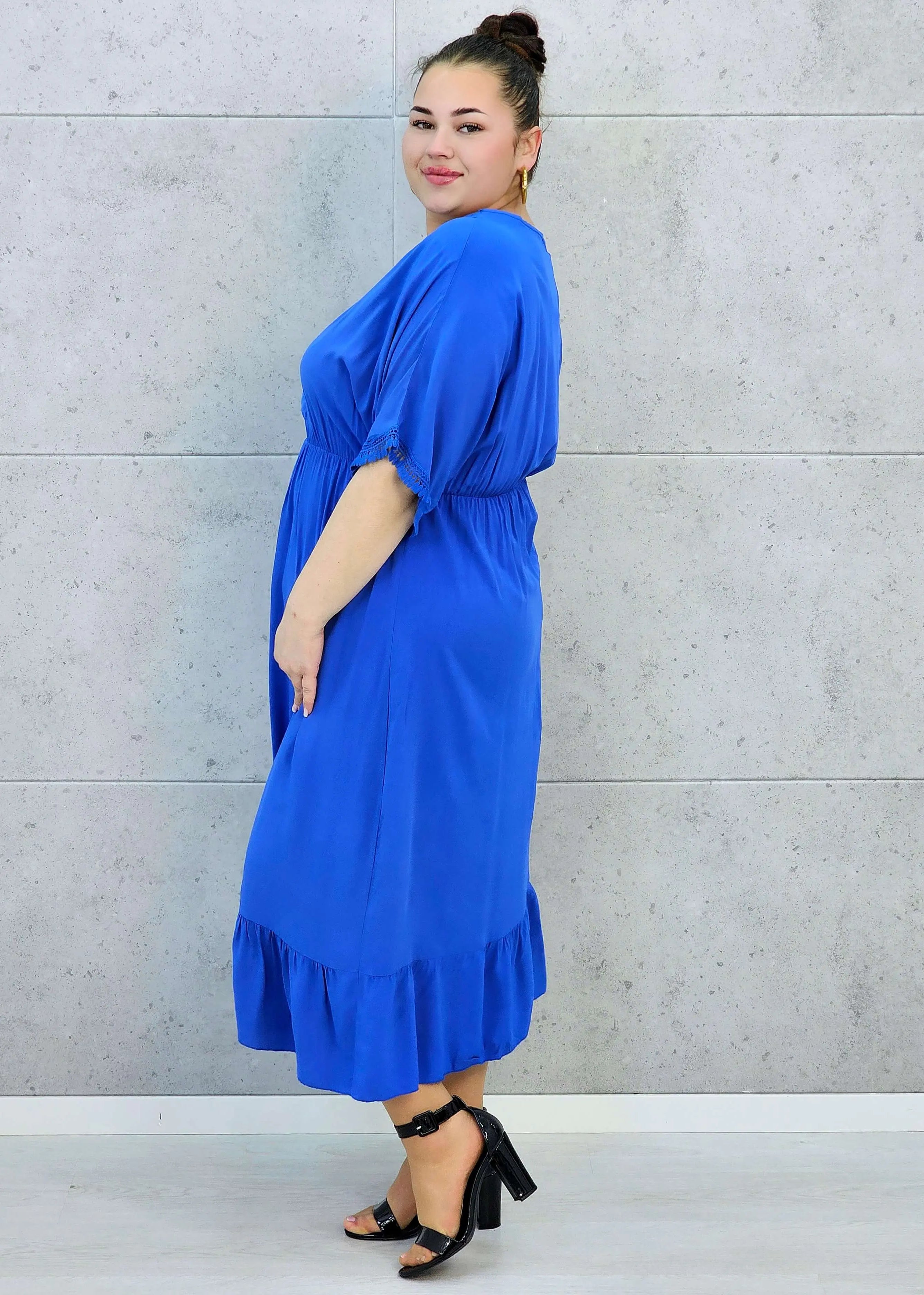 Sukienka plus size z lekkiej tkaniny – kobiecy fason dla sylwetki XXL Stylowa XL