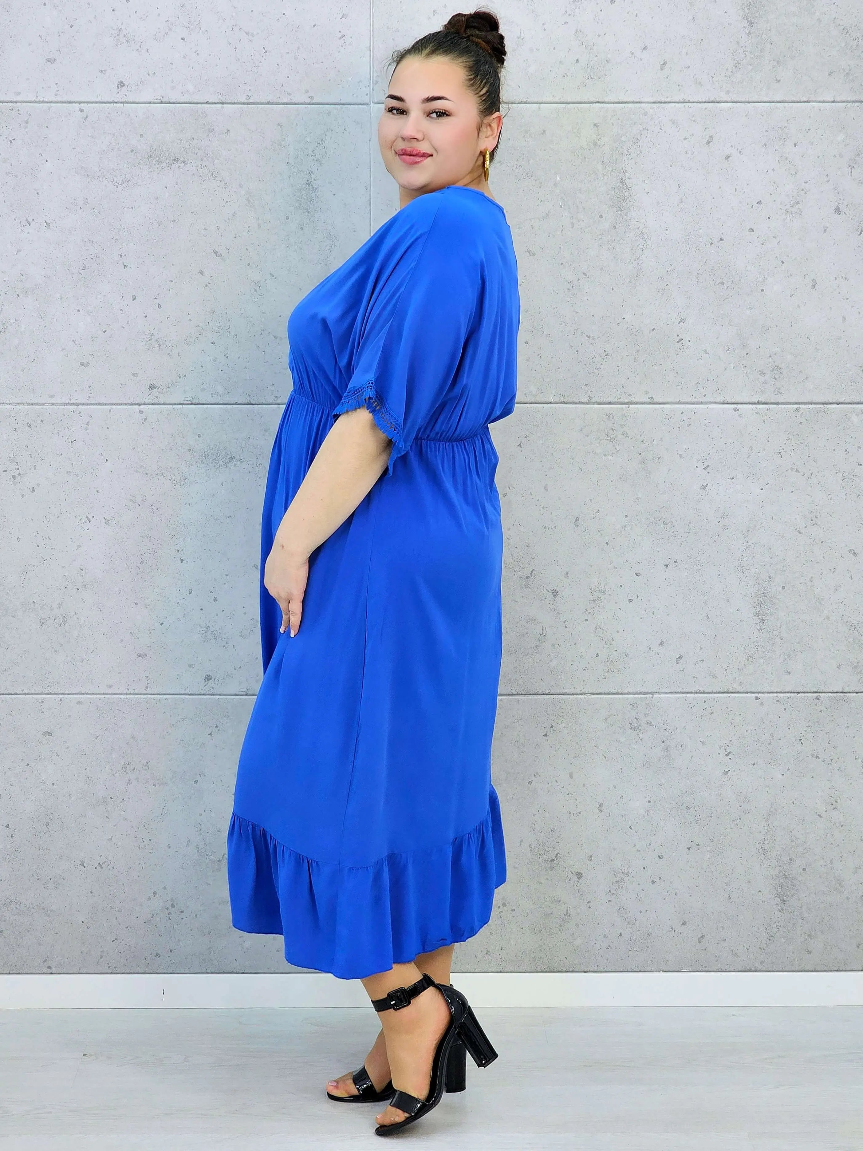 Sukienka plus size z lekkiej tkaniny – kobiecy fason dla sylwetki XXL Stylowa XL