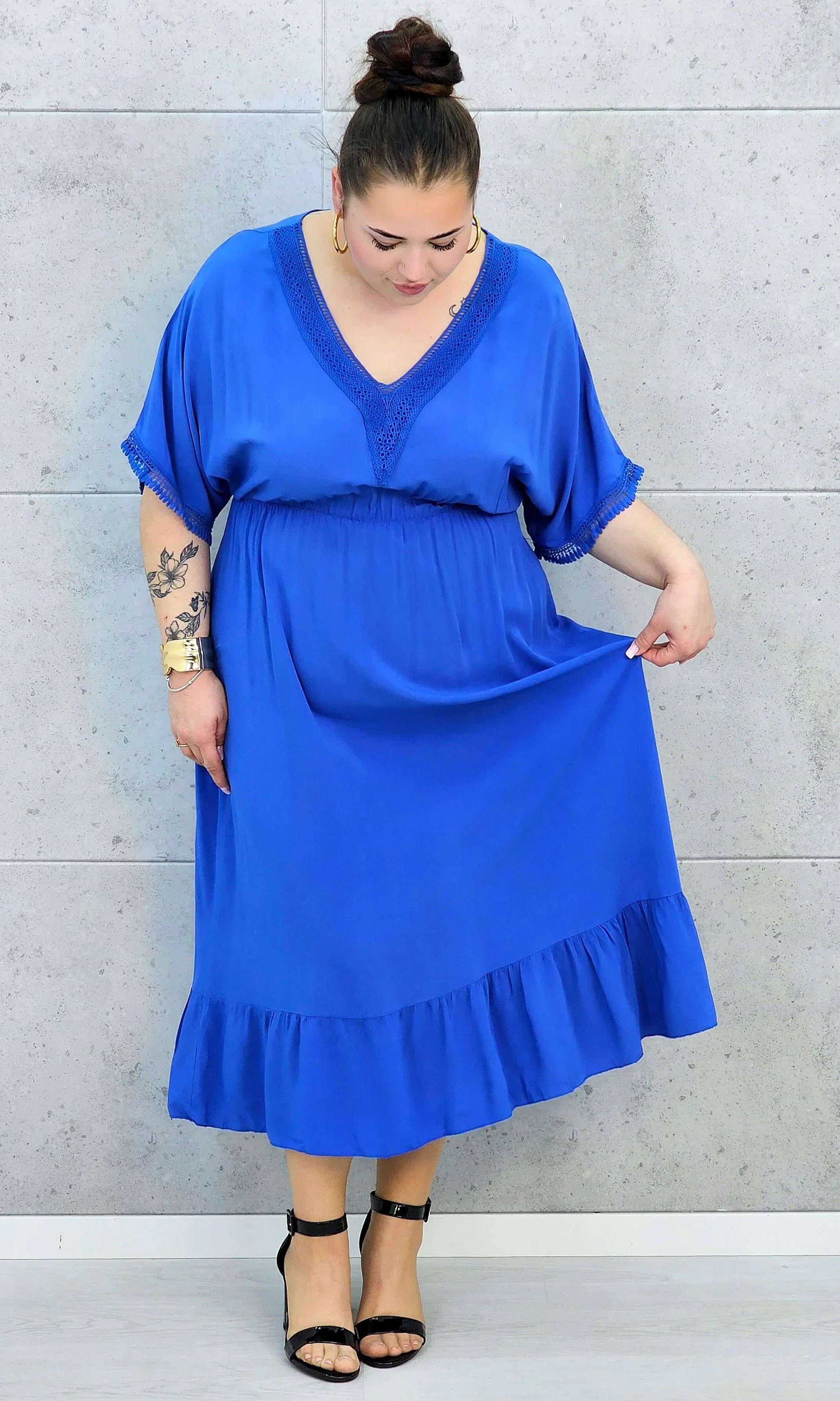 Sukienka plus size z lekkiej tkaniny – kobiecy fason dla sylwetki XXL Stylowa XL