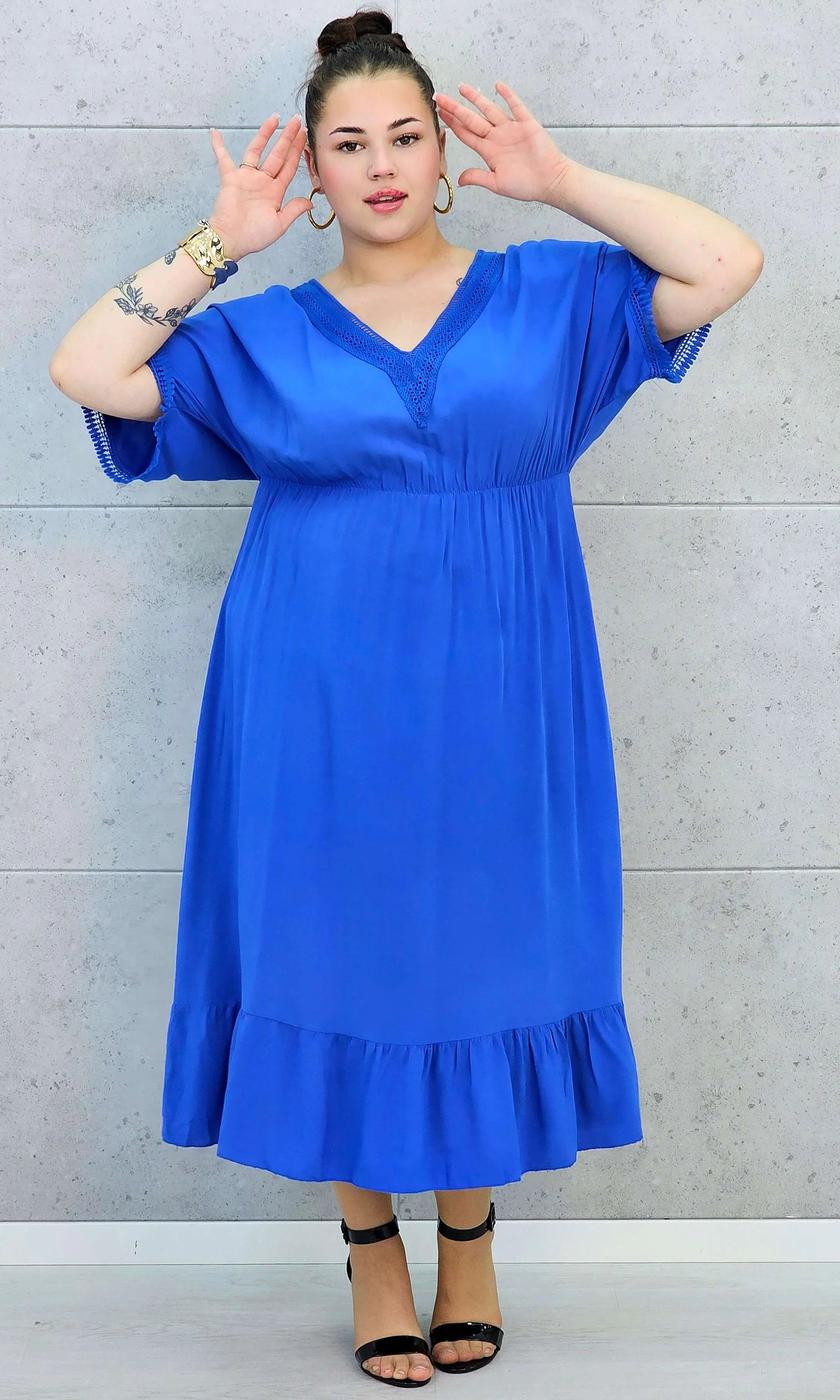 Sukienka plus size z lekkiej tkaniny – kobiecy fason dla sylwetki XXL Stylowa XL