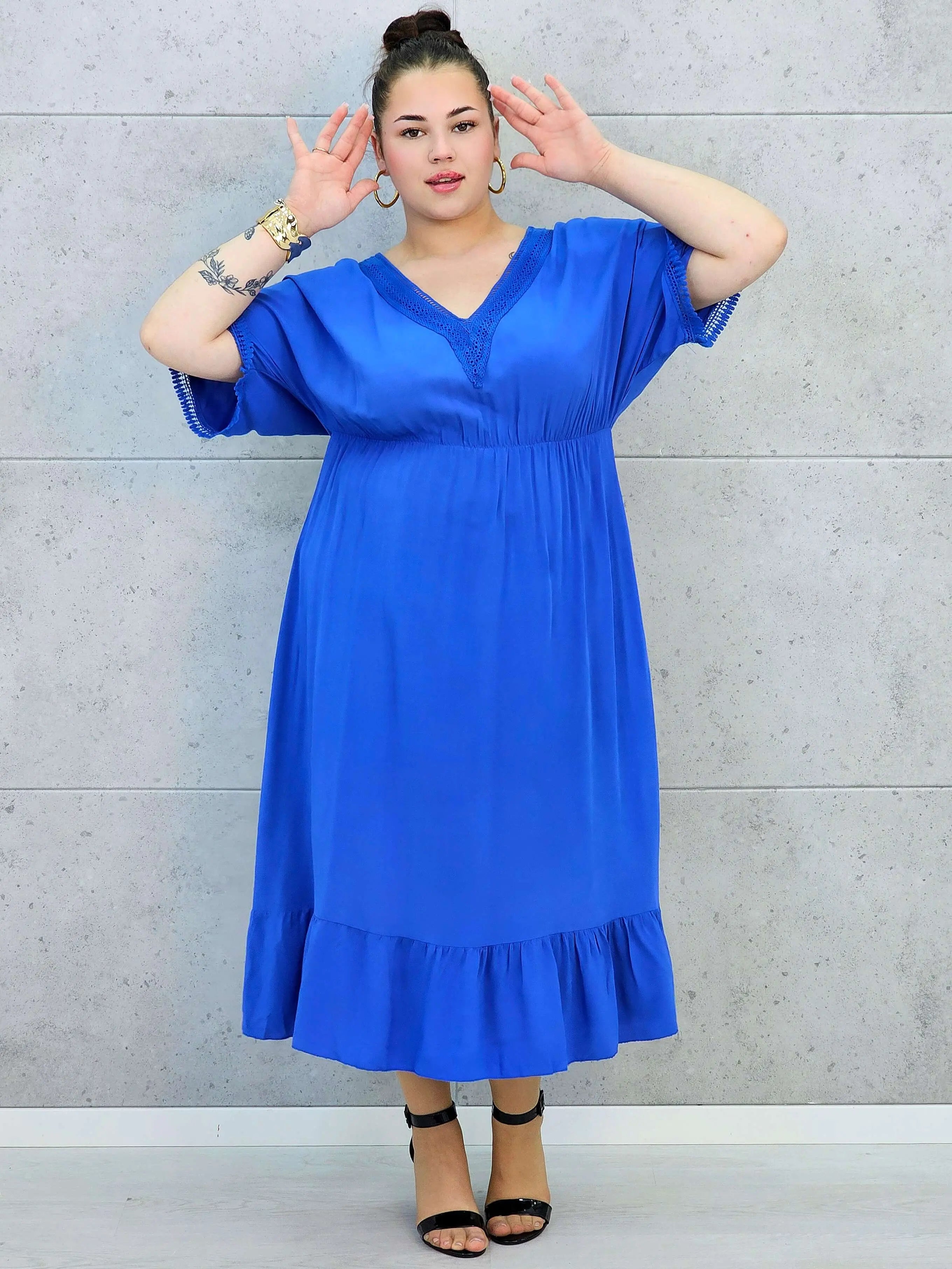 Sukienka plus size z lekkiej tkaniny – kobiecy fason dla sylwetki XXL Stylowa XL