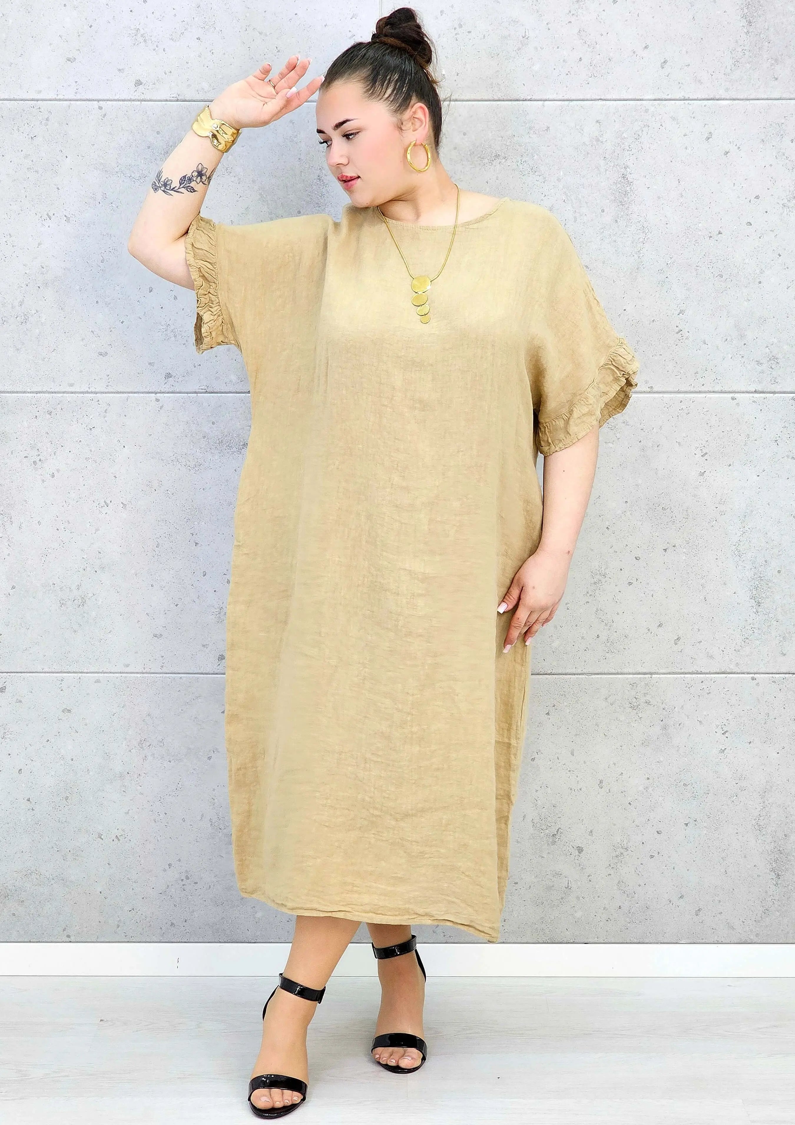 Sukienka plus size z luźnym fasonem i efektownym wiązaniem na plecach Stylowa XL