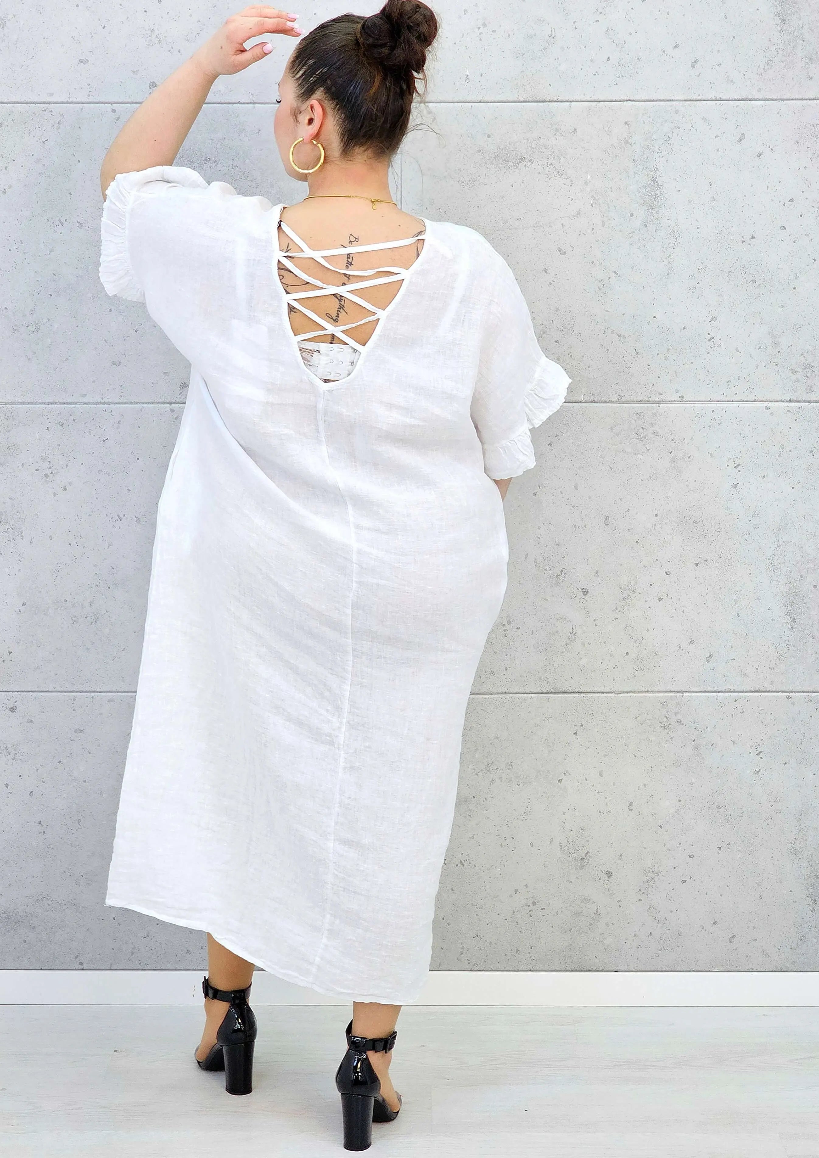 Sukienka plus size z luźnym fasonem i efektownym wiązaniem na plecach Stylowa XL