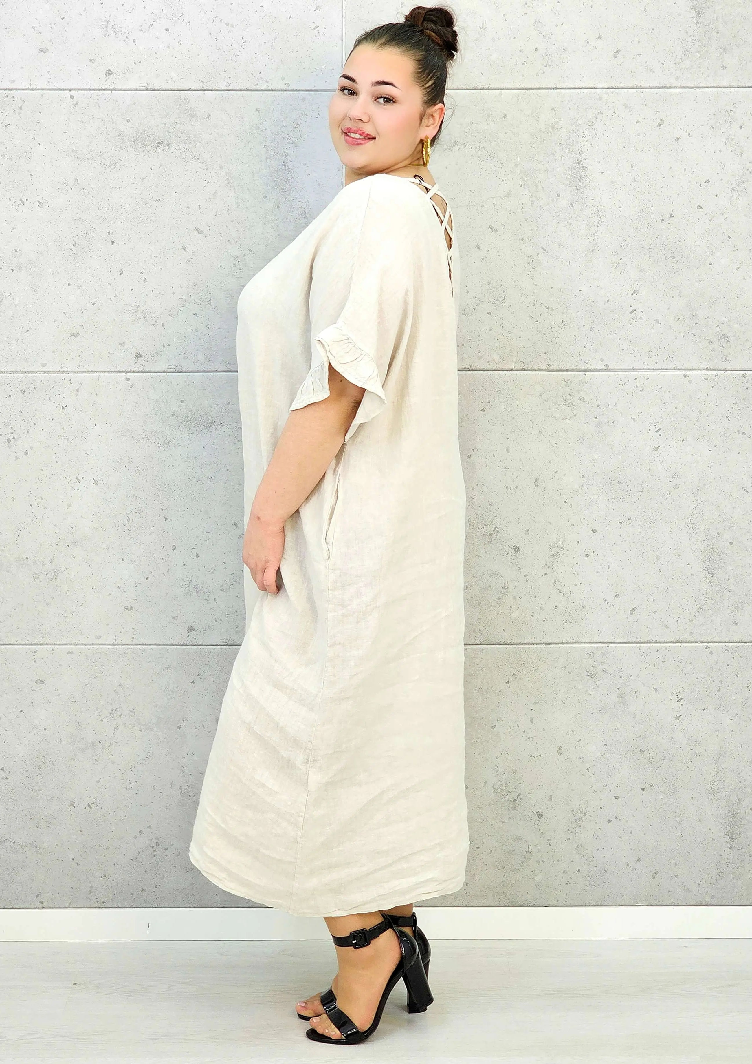 Sukienka plus size z luźnym fasonem i efektownym wiązaniem na plecach Stylowa XL