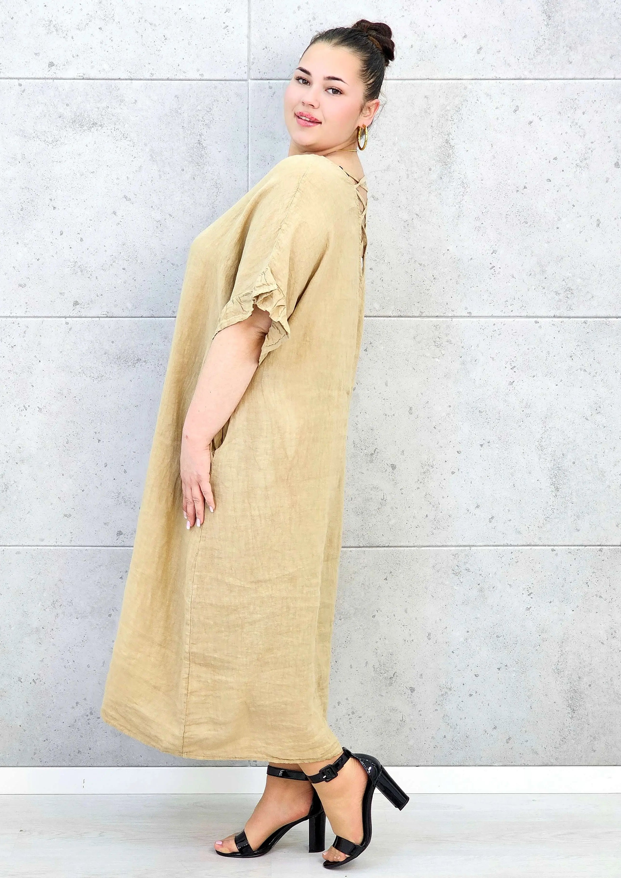 Sukienka plus size z luźnym fasonem i efektownym wiązaniem na plecach Stylowa XL