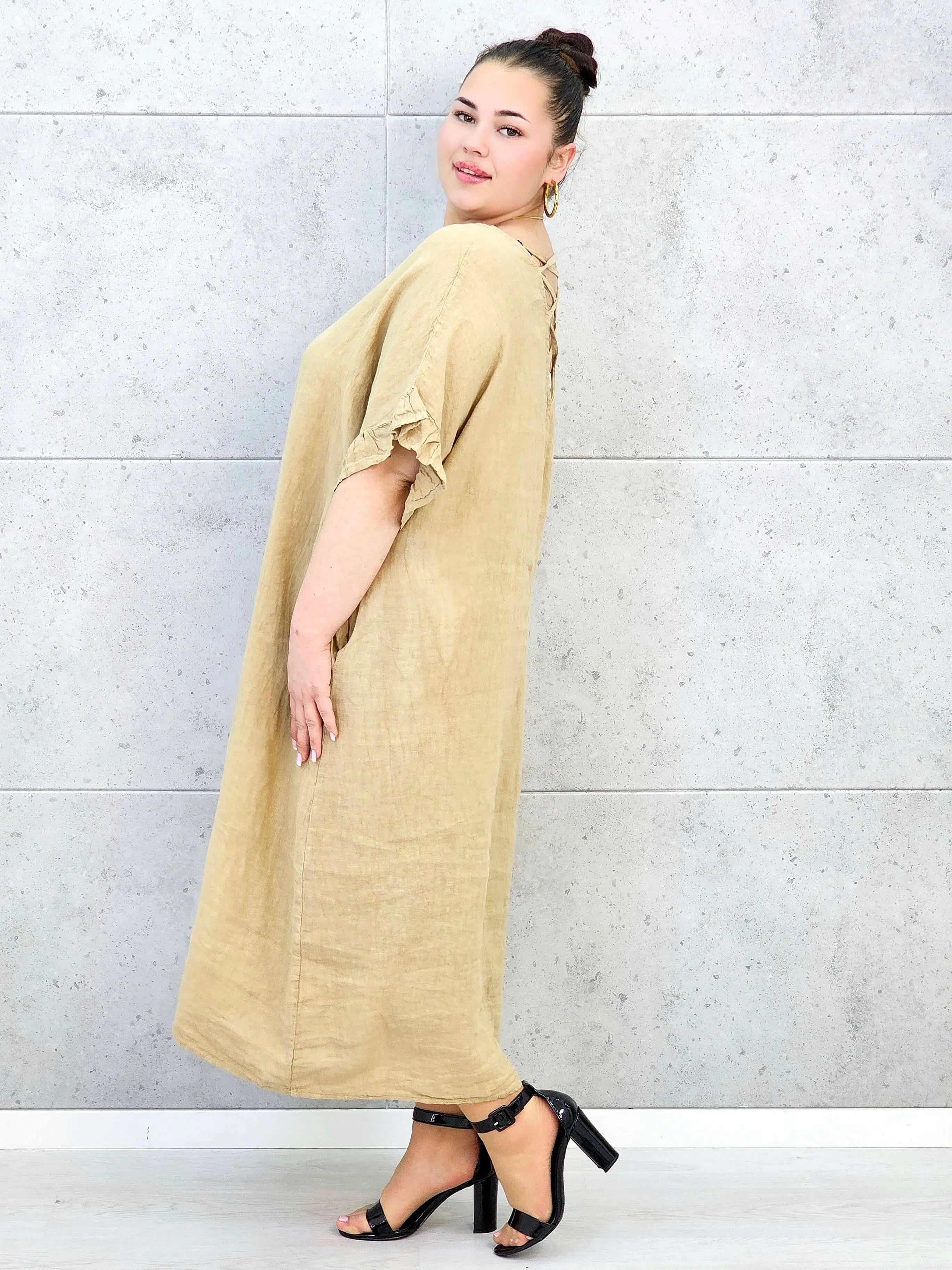 Sukienka plus size z luźnym fasonem i efektownym wiązaniem na plecach Stylowa XL