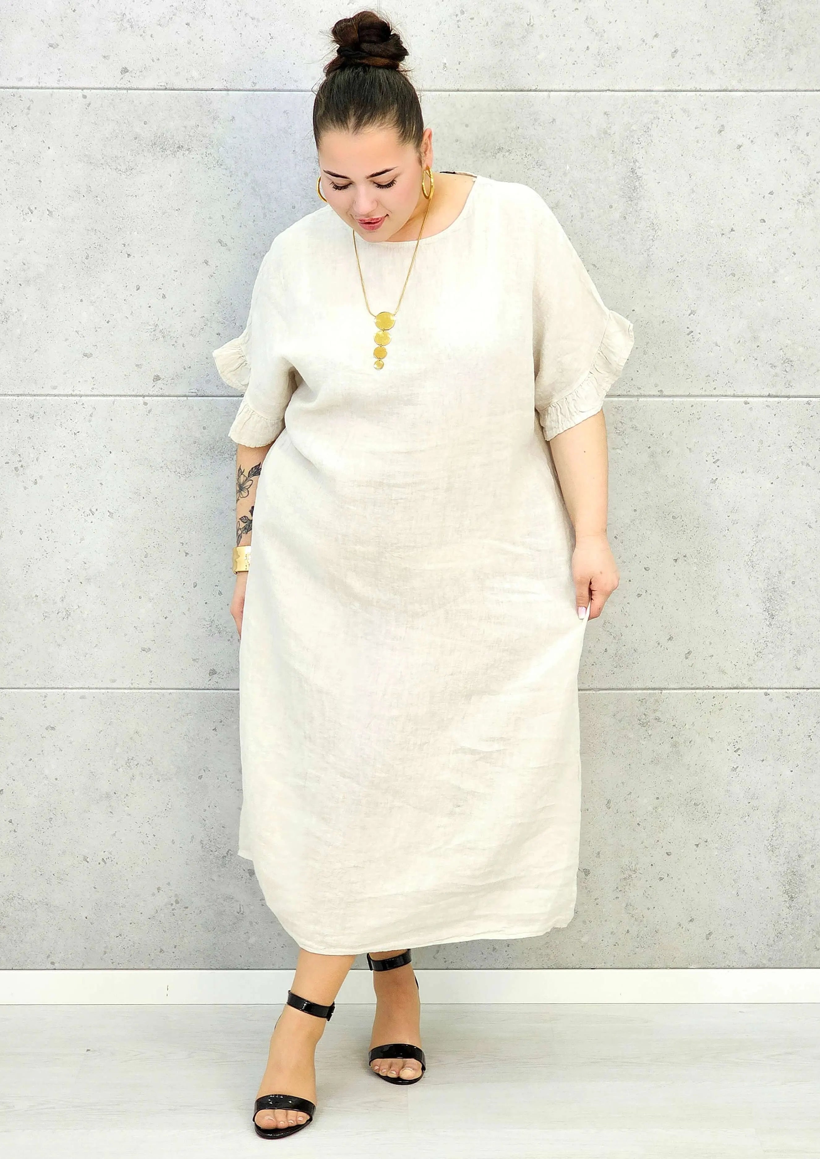 Sukienka plus size z luźnym fasonem i efektownym wiązaniem na plecach Stylowa XL