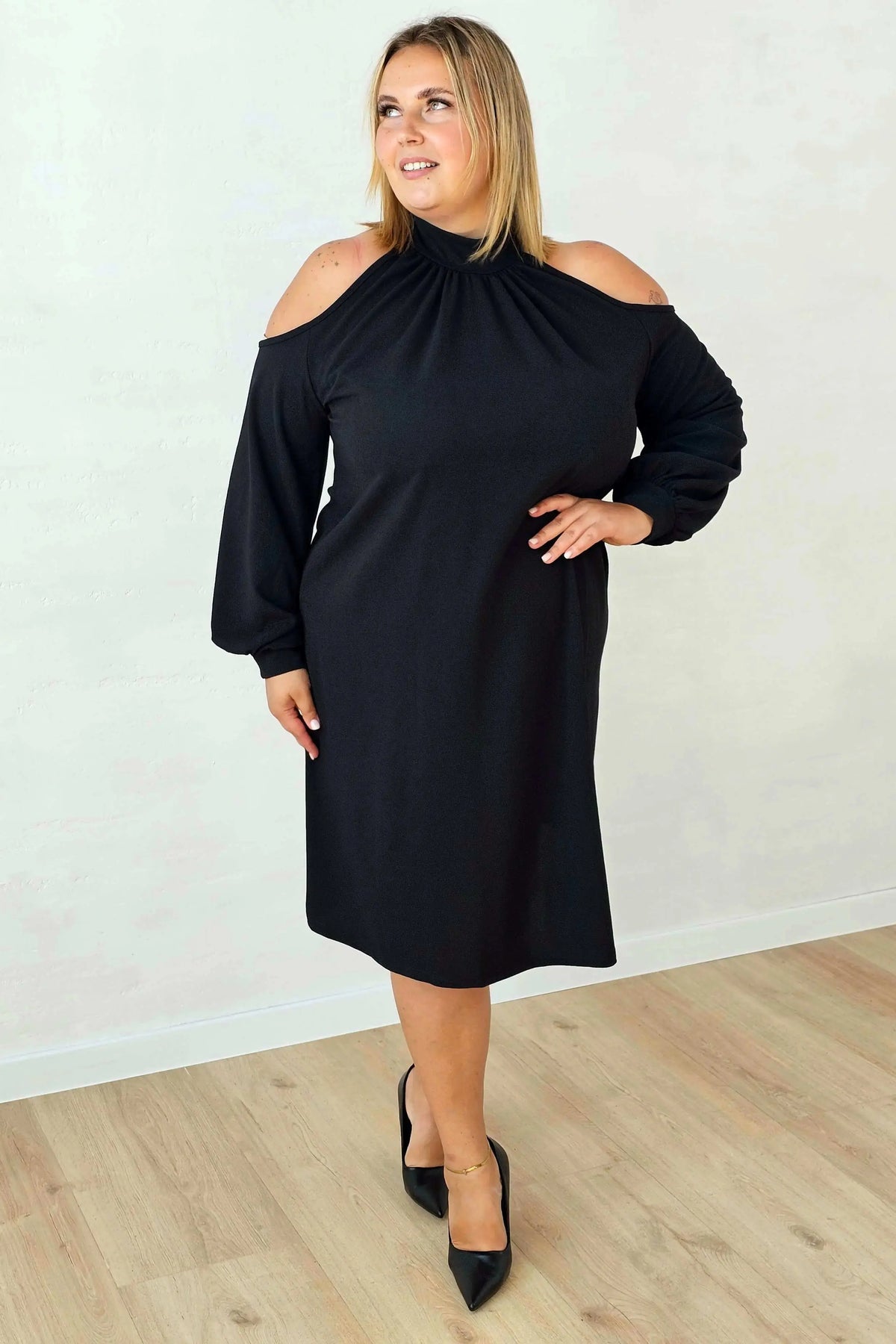 Sukienka plus size z odkrytymi ramionami Stylowa XL