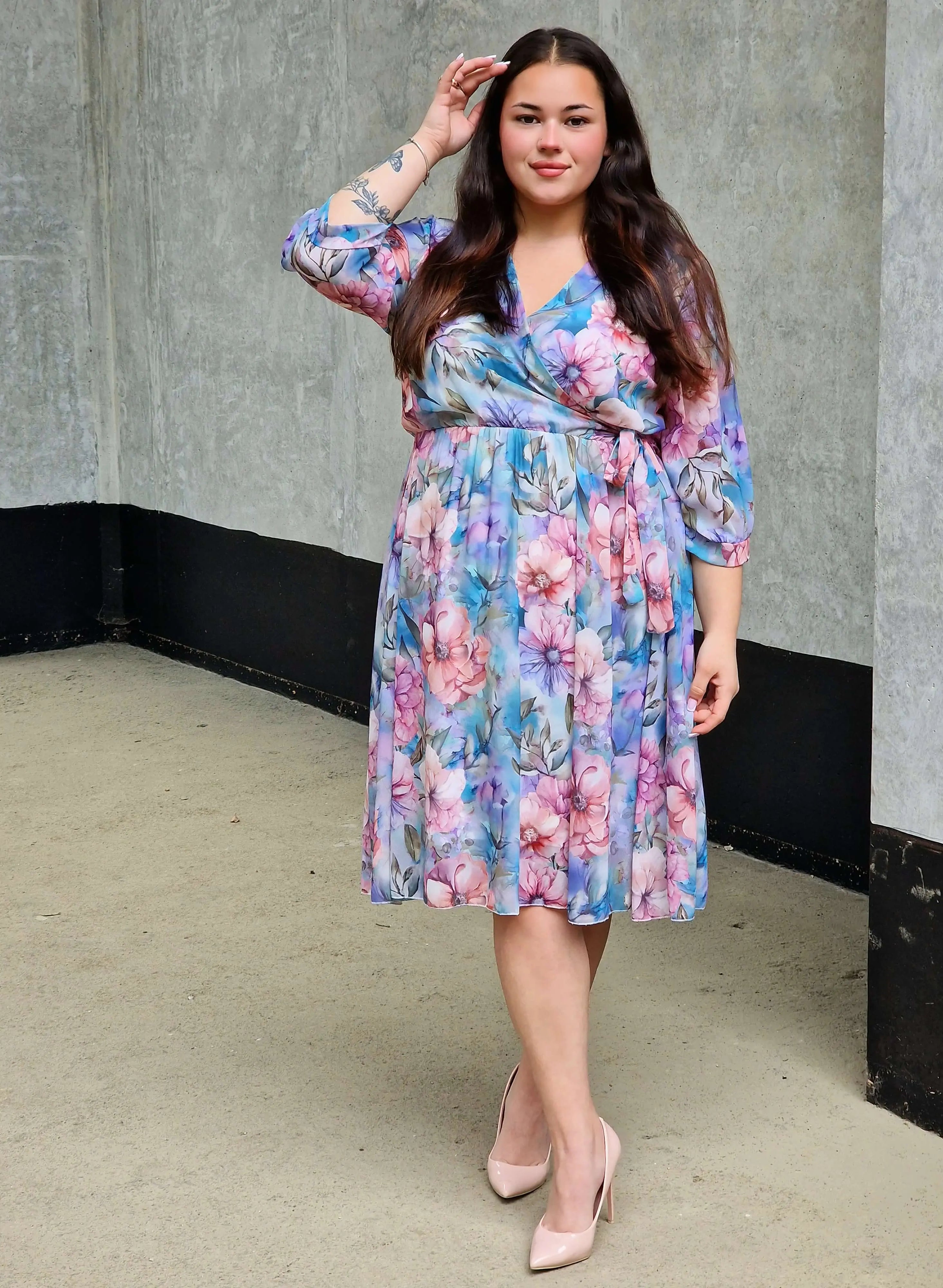 Sukienka plus size z ozdobnym wiązaniem w talii – kobiecy fason i letnia lekkość Stylowa XL