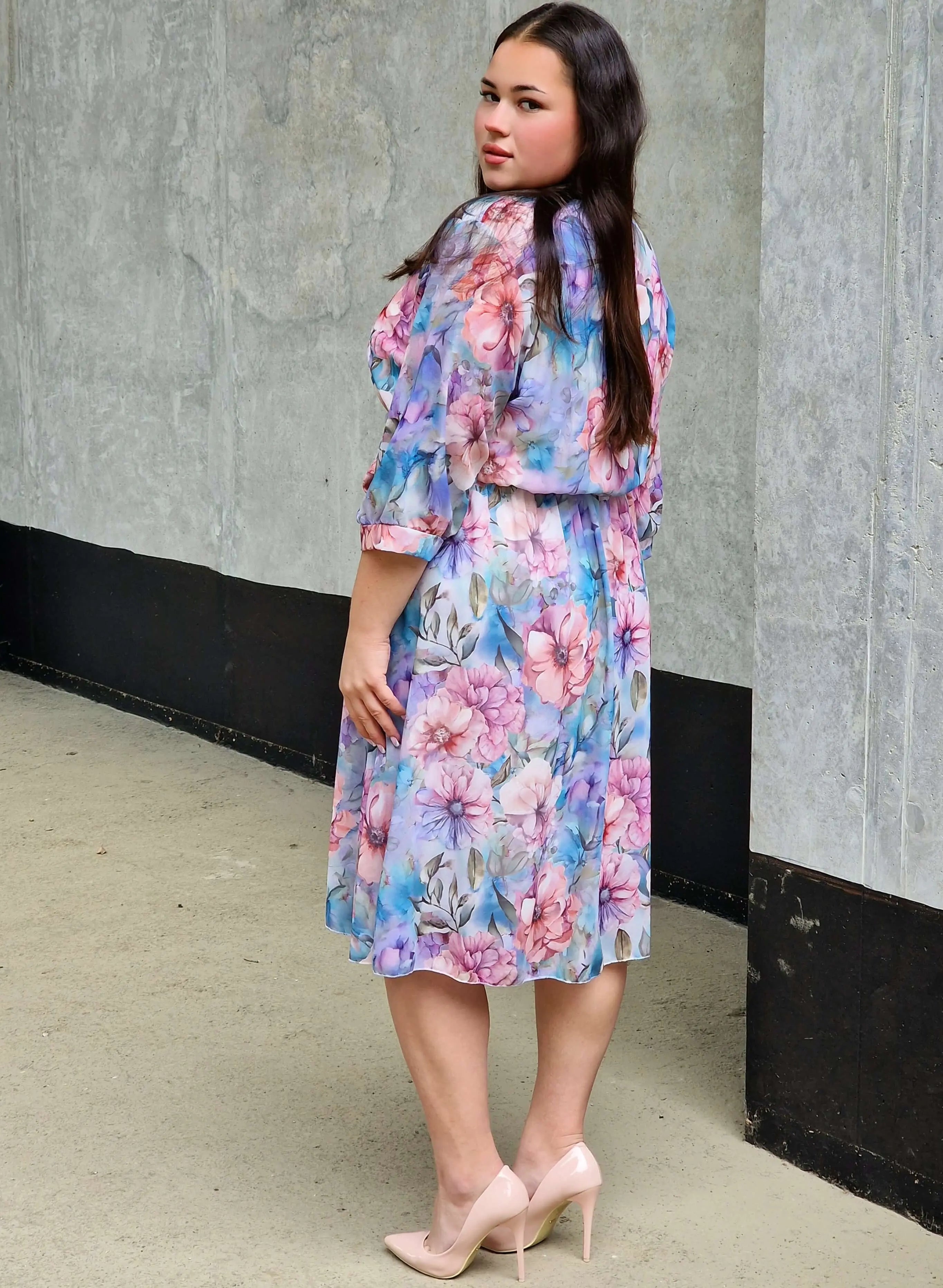 Sukienka plus size z ozdobnym wiązaniem w talii – kobiecy fason i letnia lekkość Stylowa XL