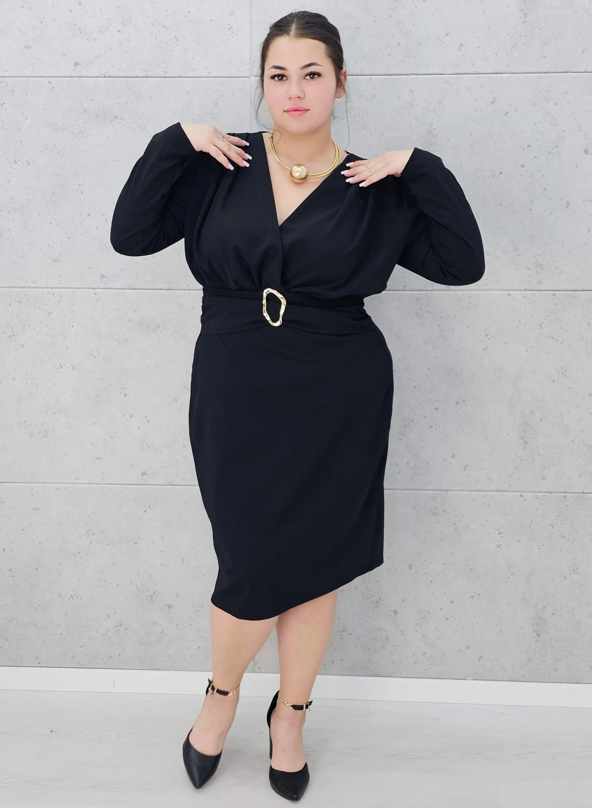 Sukienka plus size z paskiem i kopertowym dekoltem – klasyka w eleganckim wydaniu Stylowa XL