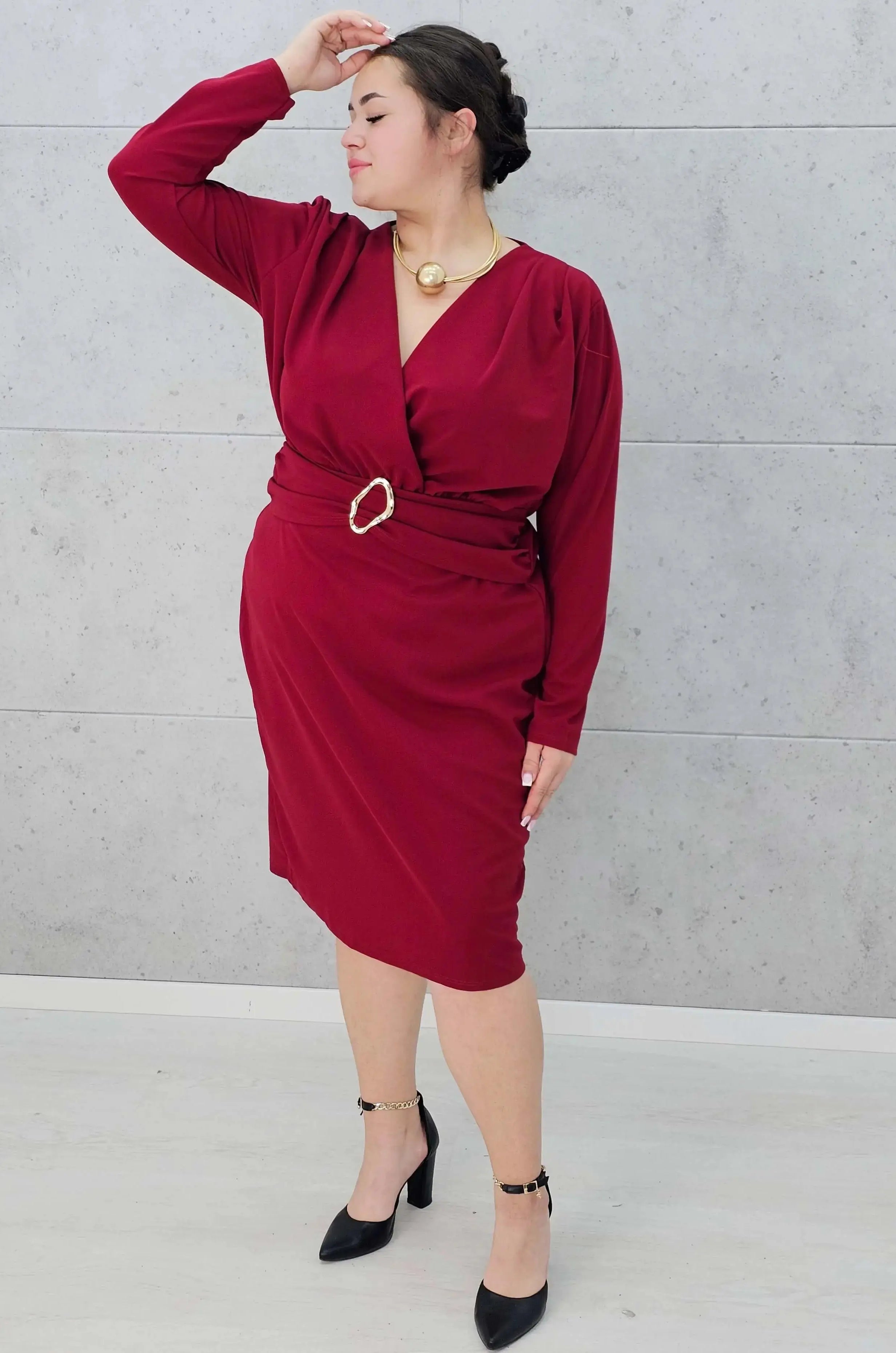 Sukienka plus size z paskiem i kopertowym dekoltem – klasyka w eleganckim wydaniu Stylowa XL