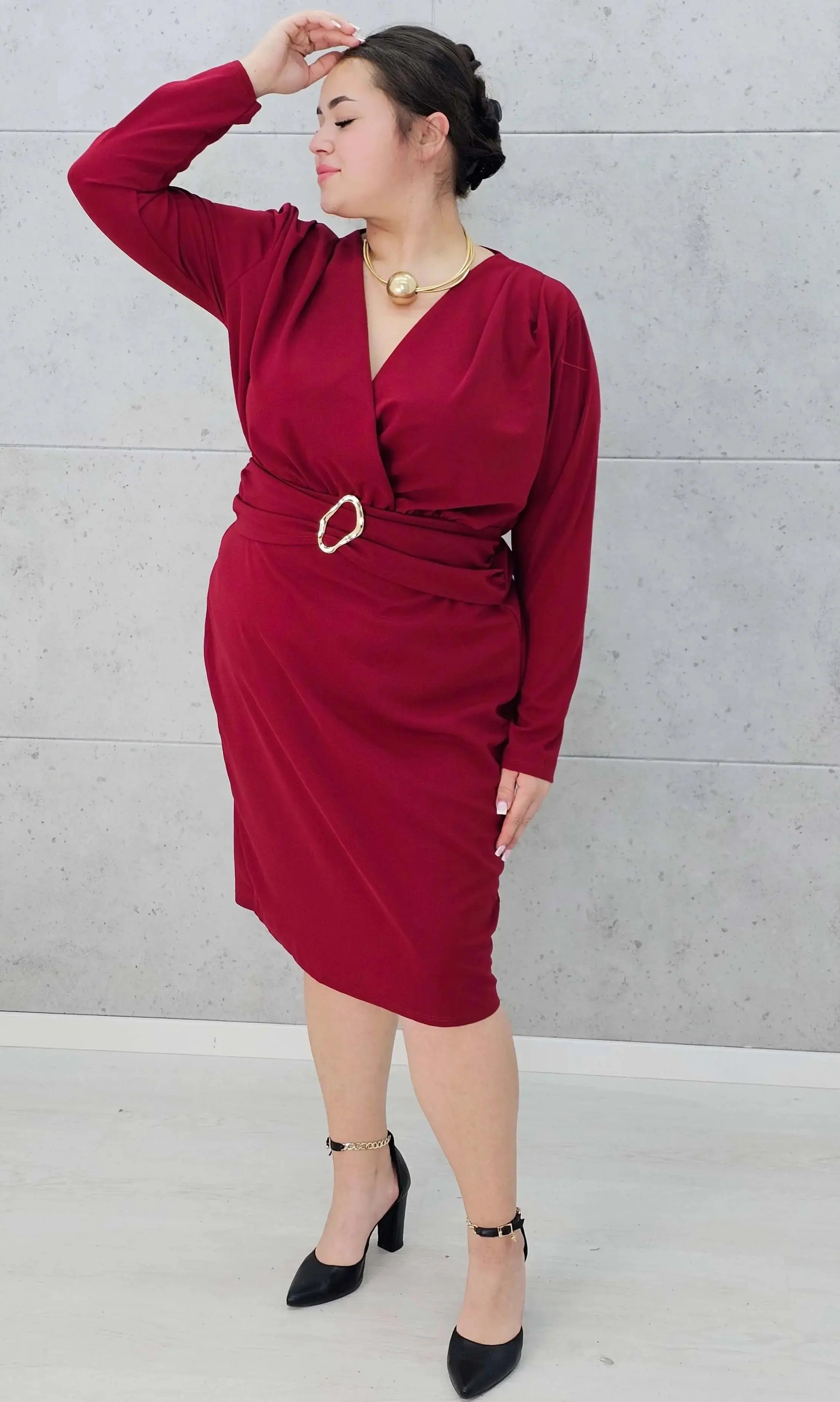 Sukienka plus size z paskiem i kopertowym dekoltem – klasyka w eleganckim wydaniu Stylowa XL