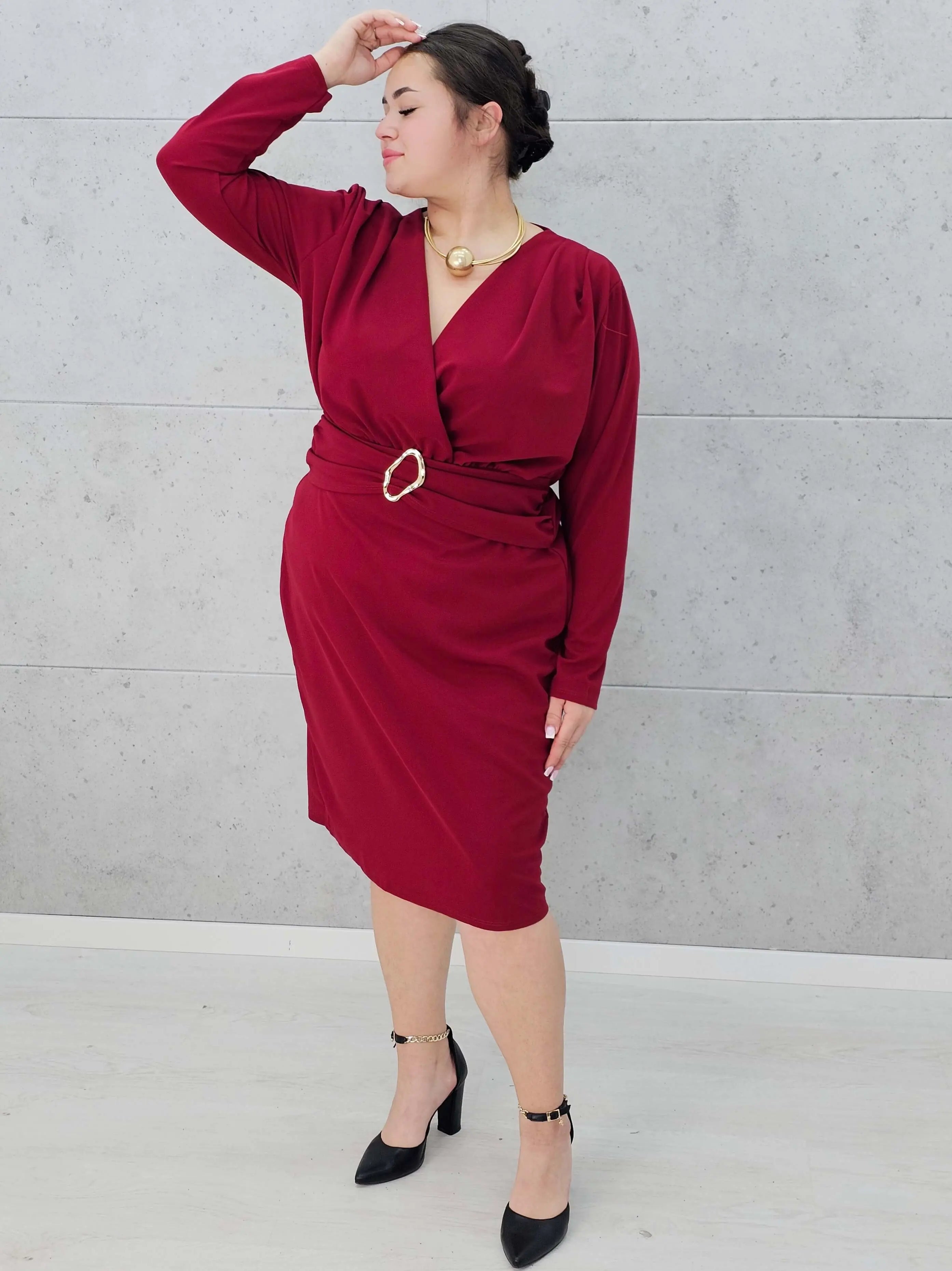 Sukienka plus size z paskiem i kopertowym dekoltem – klasyka w eleganckim wydaniu Stylowa XL