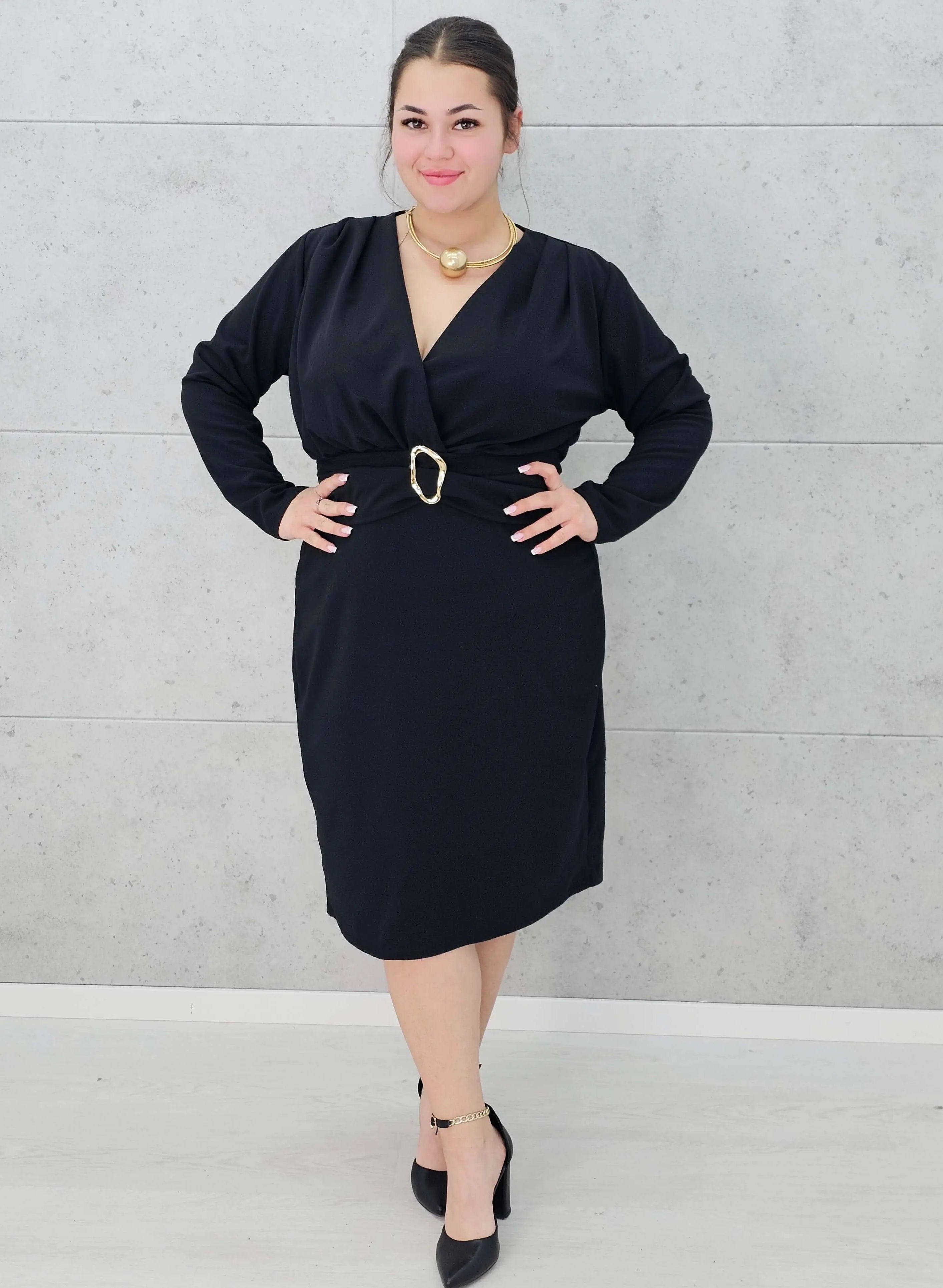 Sukienka plus size z paskiem i kopertowym dekoltem – klasyka w eleganckim wydaniu Stylowa XL