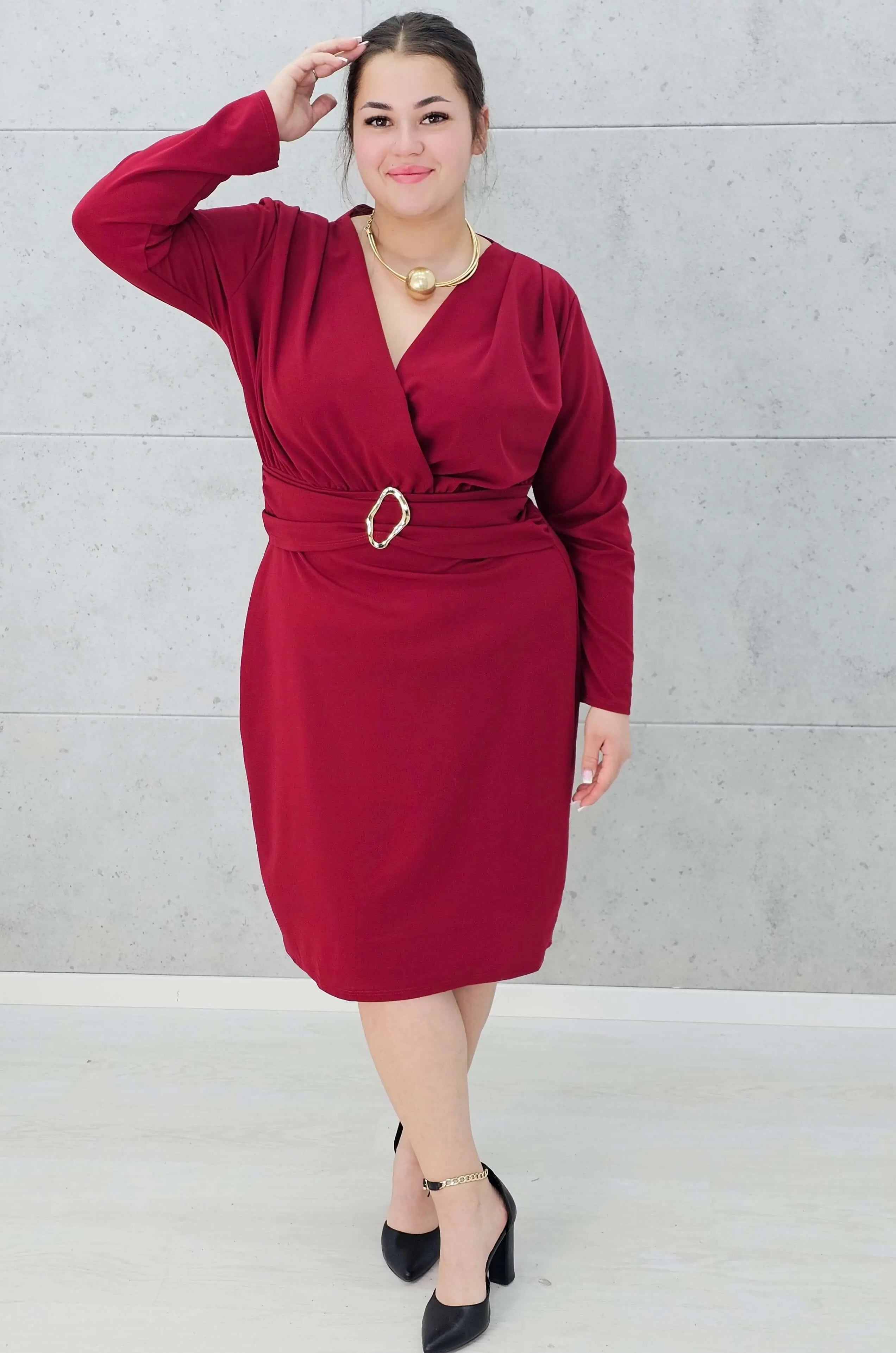 Sukienka plus size z paskiem i kopertowym dekoltem – klasyka w eleganckim wydaniu Stylowa XL