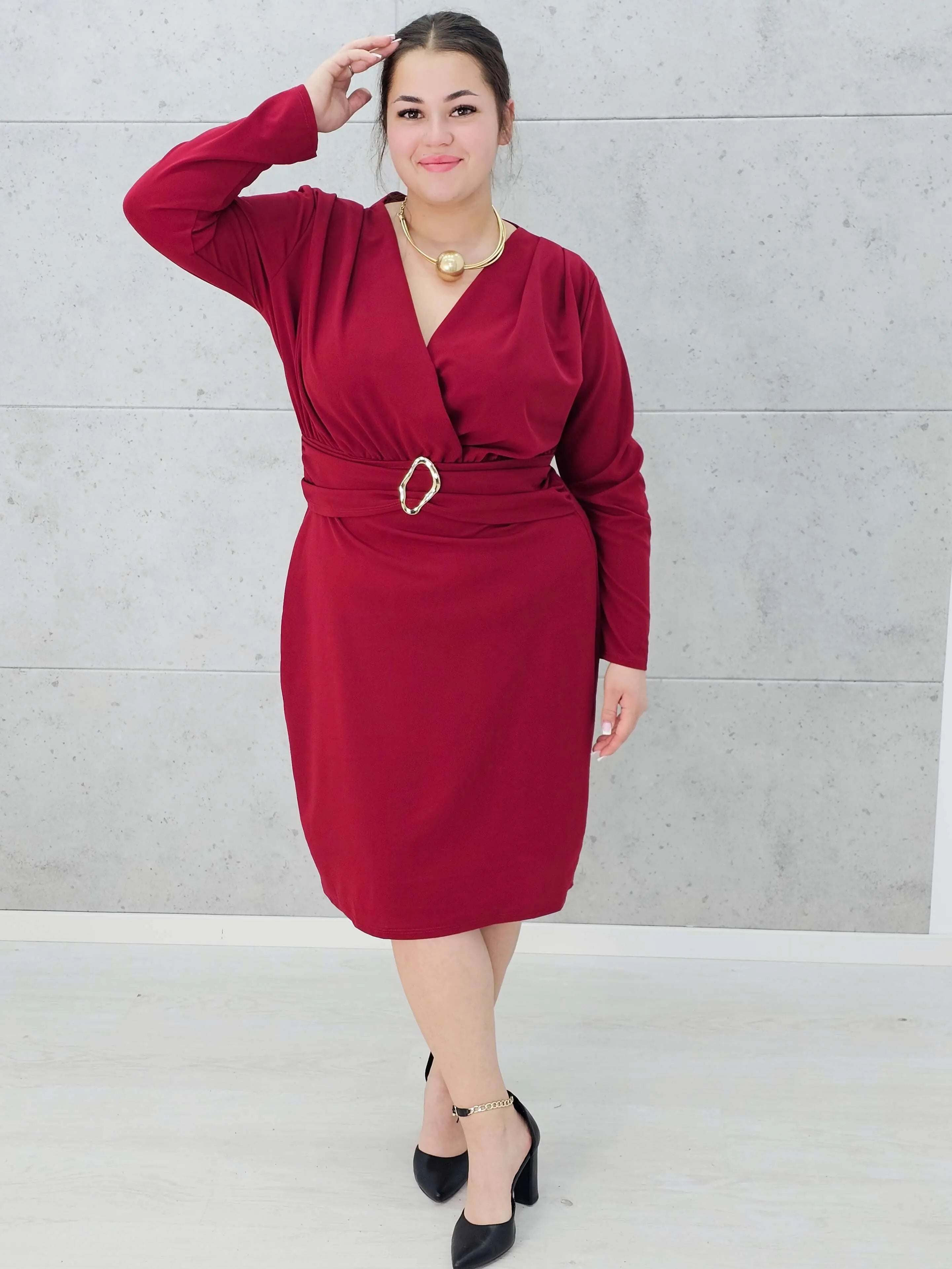 Sukienka plus size z paskiem i kopertowym dekoltem – klasyka w eleganckim wydaniu Stylowa XL