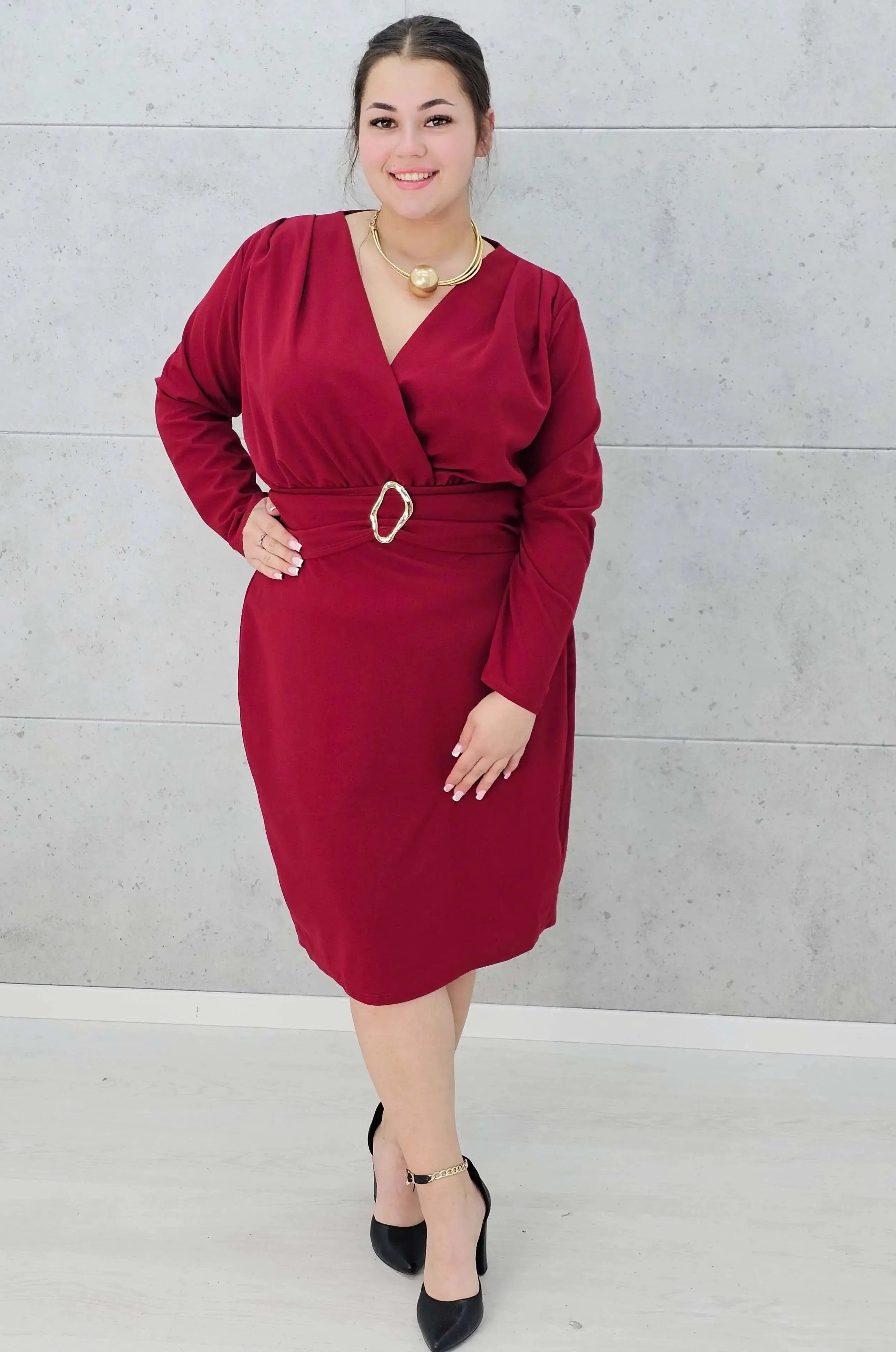 Sukienka plus size z paskiem i kopertowym dekoltem – klasyka w eleganckim wydaniu Stylowa XL