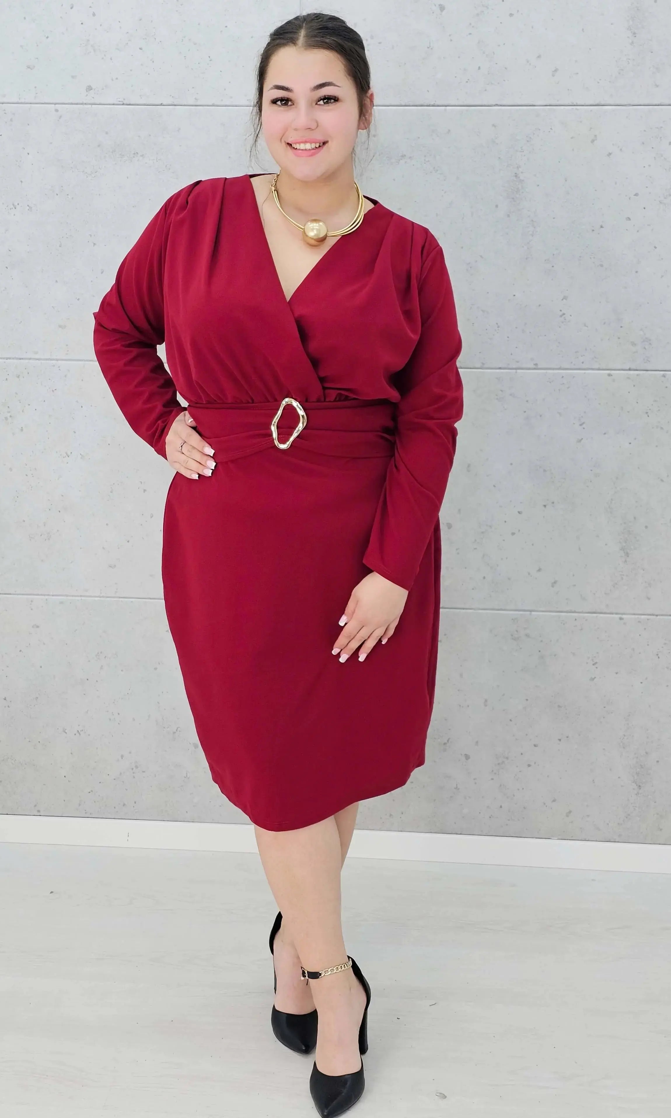 Sukienka plus size z paskiem i kopertowym dekoltem – klasyka w eleganckim wydaniu Stylowa XL