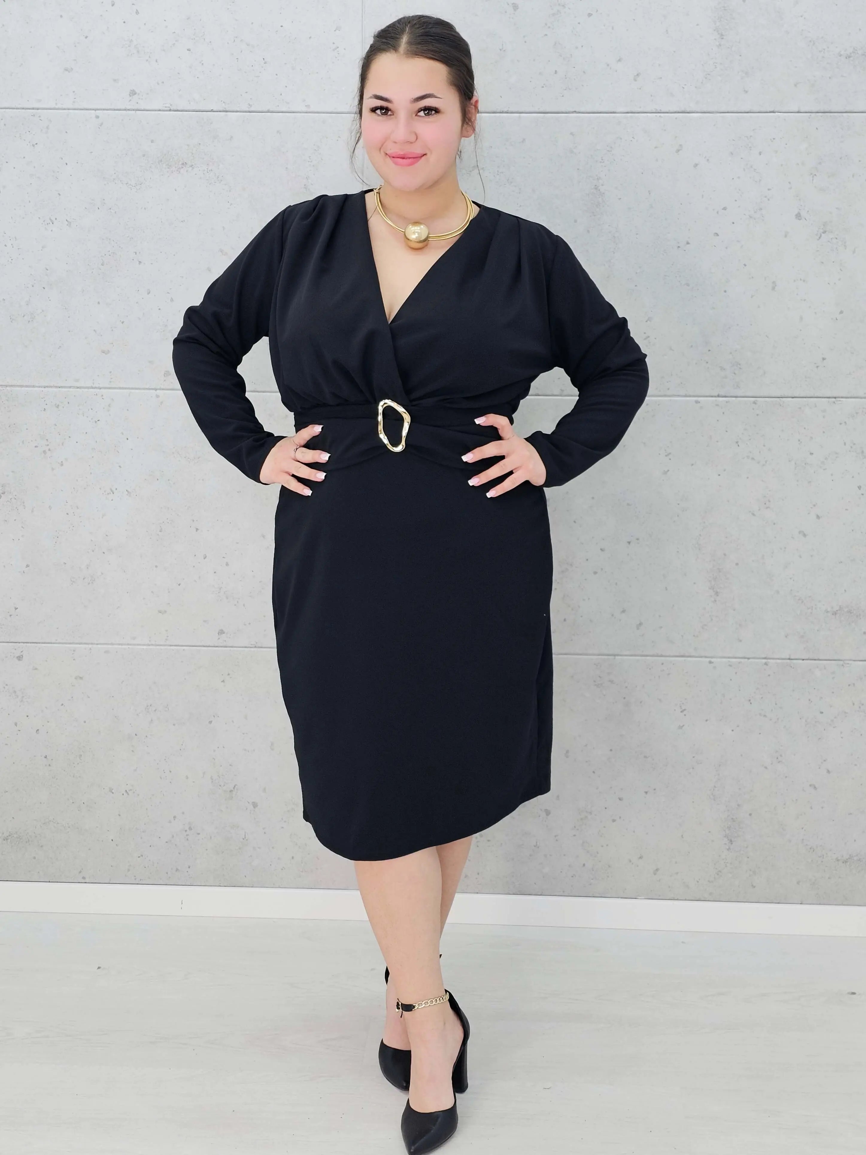 Sukienka plus size z paskiem i kopertowym dekoltem – klasyka w eleganckim wydaniu Stylowa XL