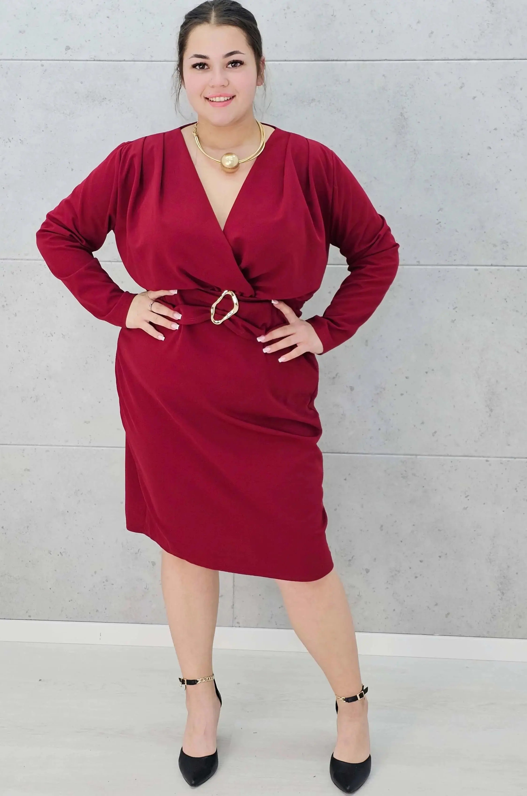 Sukienka plus size z paskiem i kopertowym dekoltem – klasyka w eleganckim wydaniu Stylowa XL