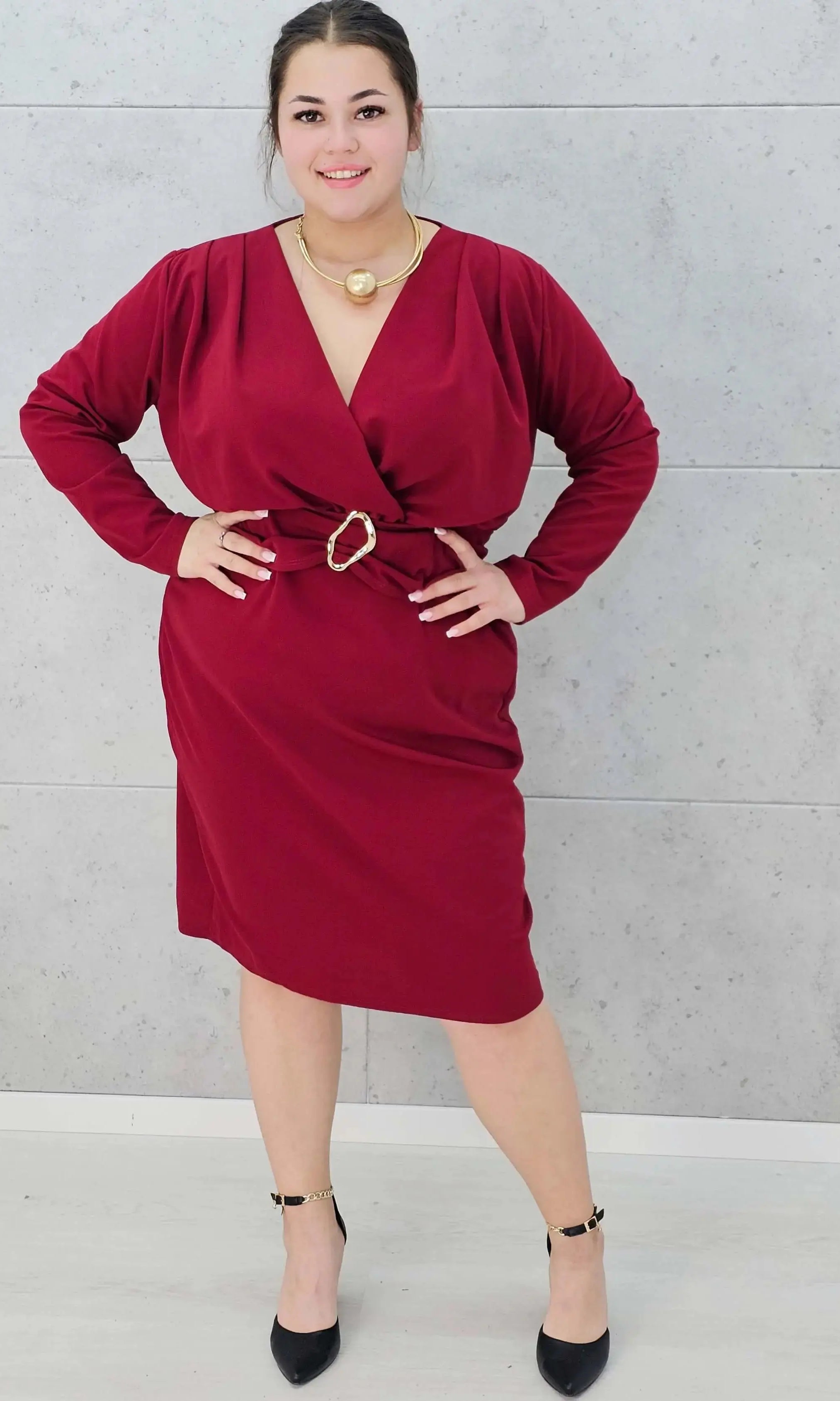 Sukienka plus size z paskiem i kopertowym dekoltem – klasyka w eleganckim wydaniu Stylowa XL