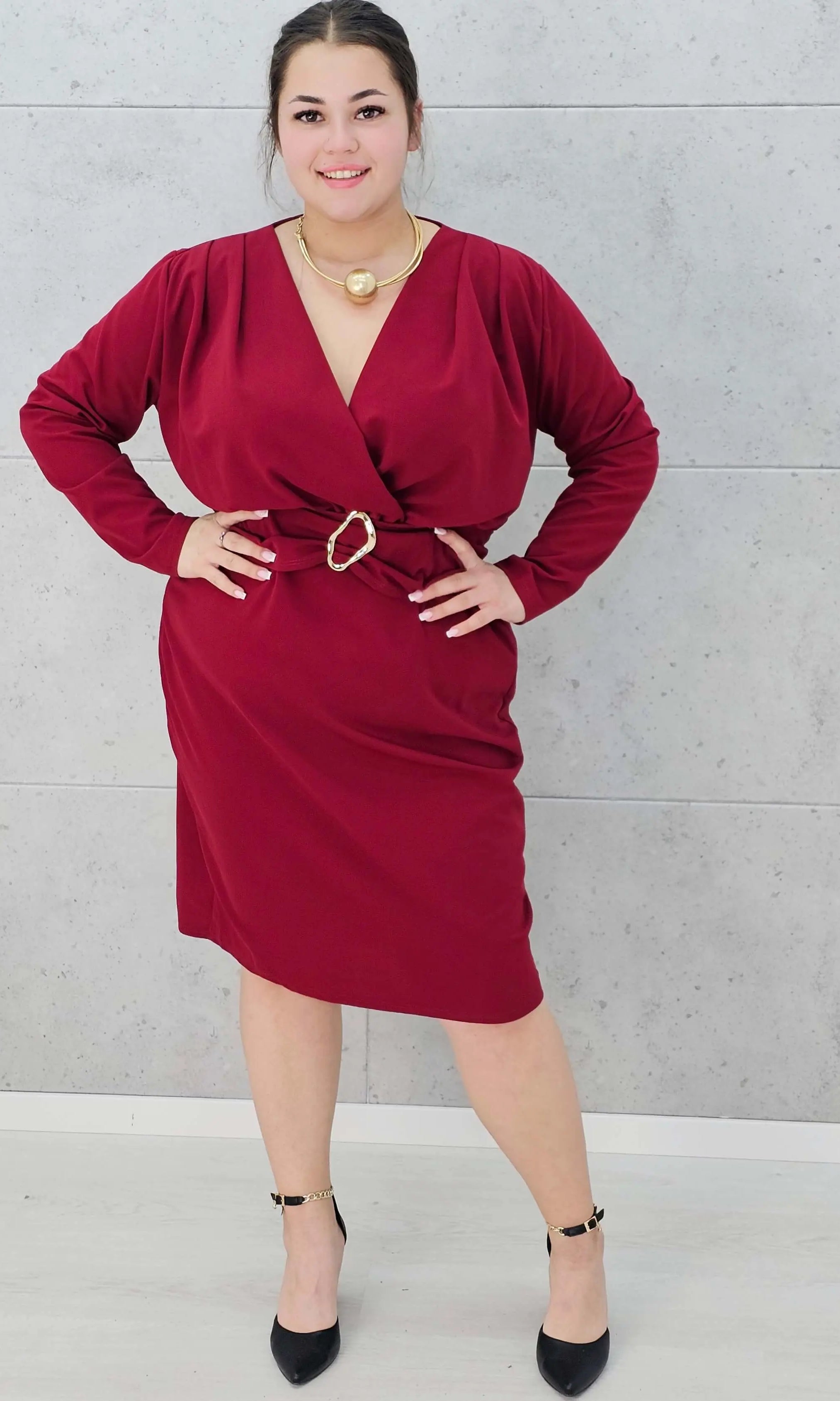 Sukienka plus size z paskiem i kopertowym dekoltem – klasyka w eleganckim wydaniu Stylowa XL