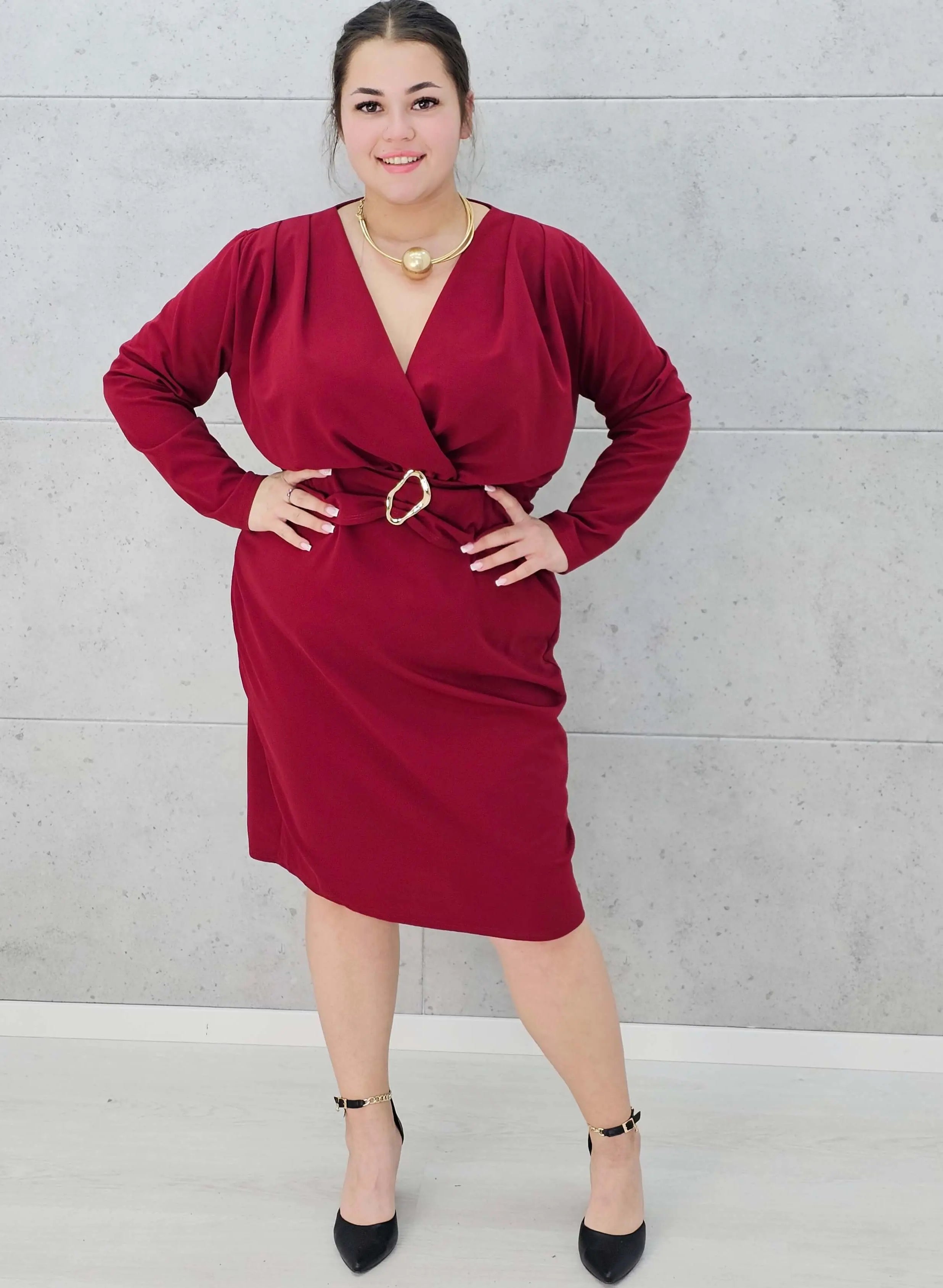 Sukienka plus size z paskiem i kopertowym dekoltem – klasyka w eleganckim wydaniu Stylowa XL