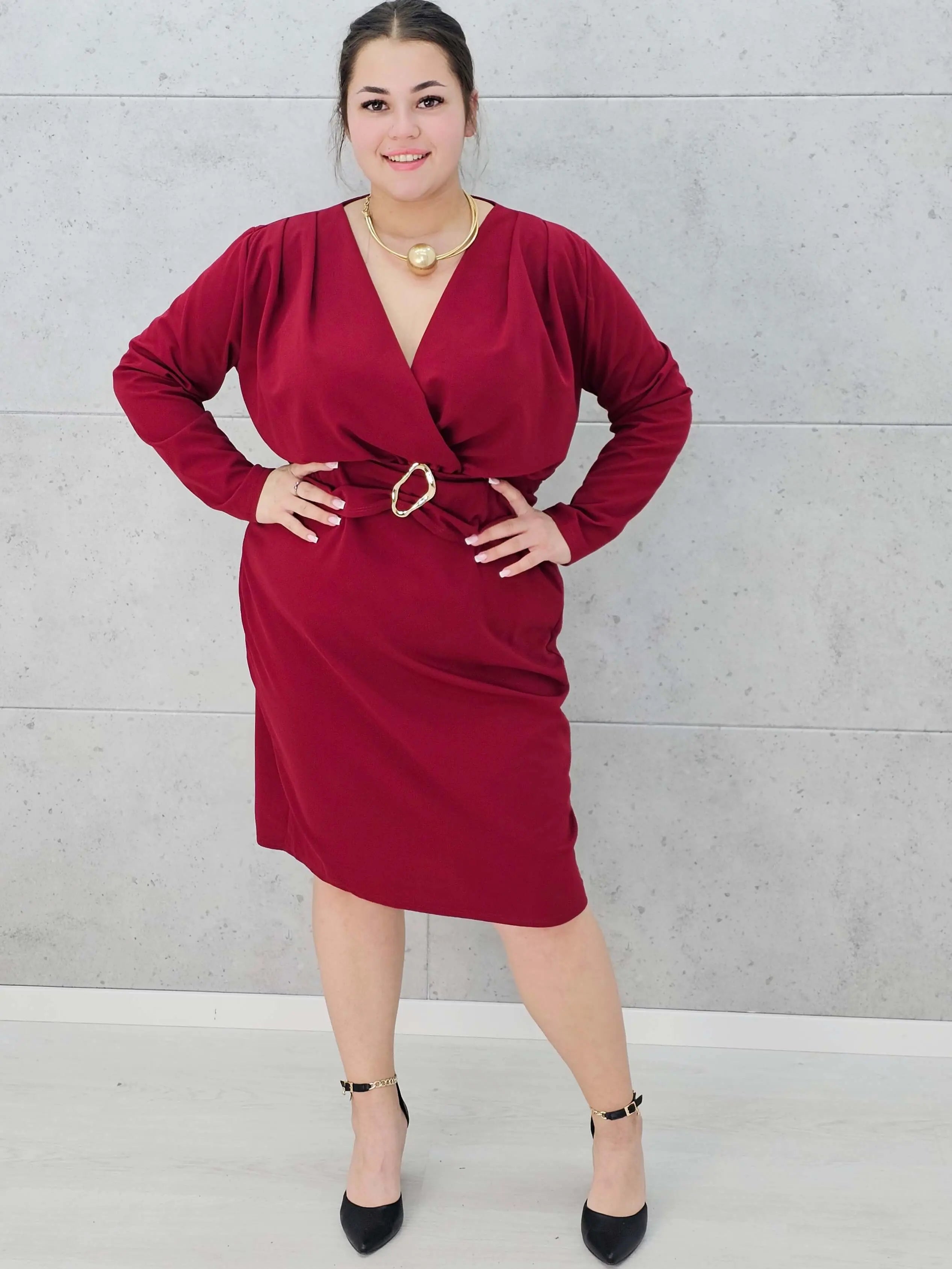 Sukienka plus size z paskiem i kopertowym dekoltem – klasyka w eleganckim wydaniu Stylowa XL