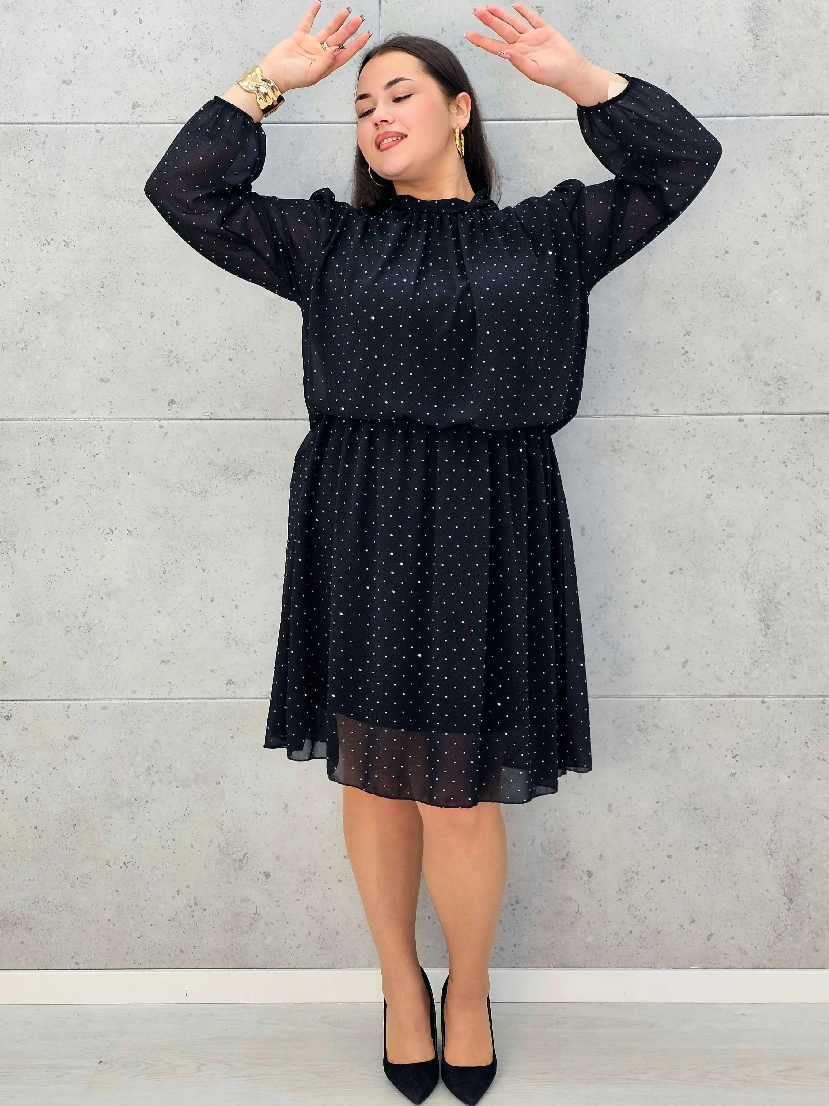 Sukienka plus size z połyskującymi drobinkami i stójką - Stylowa XL