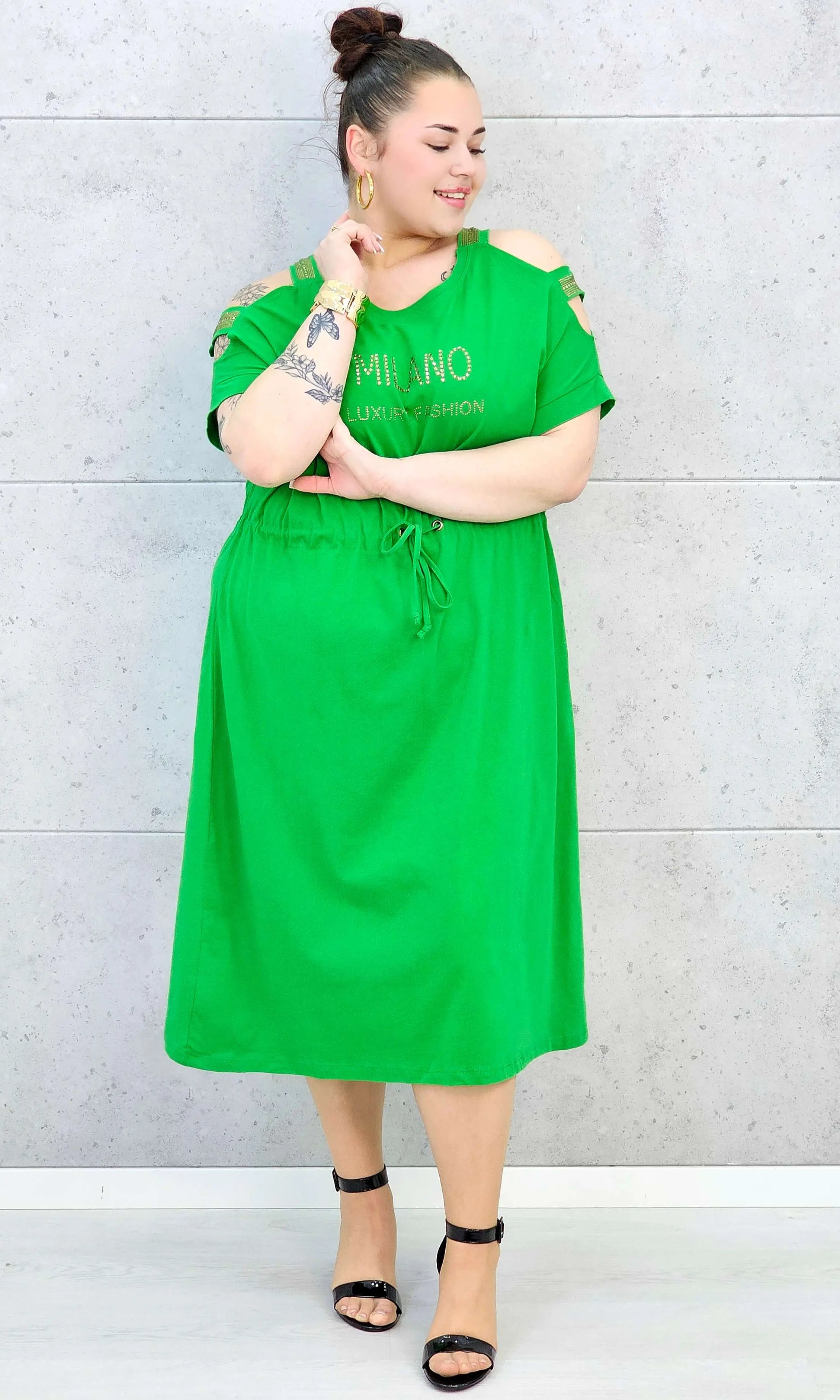 Sukienka plus size z regulacją w pasie i dekoracyjnymi wycięciami Stylowa XL