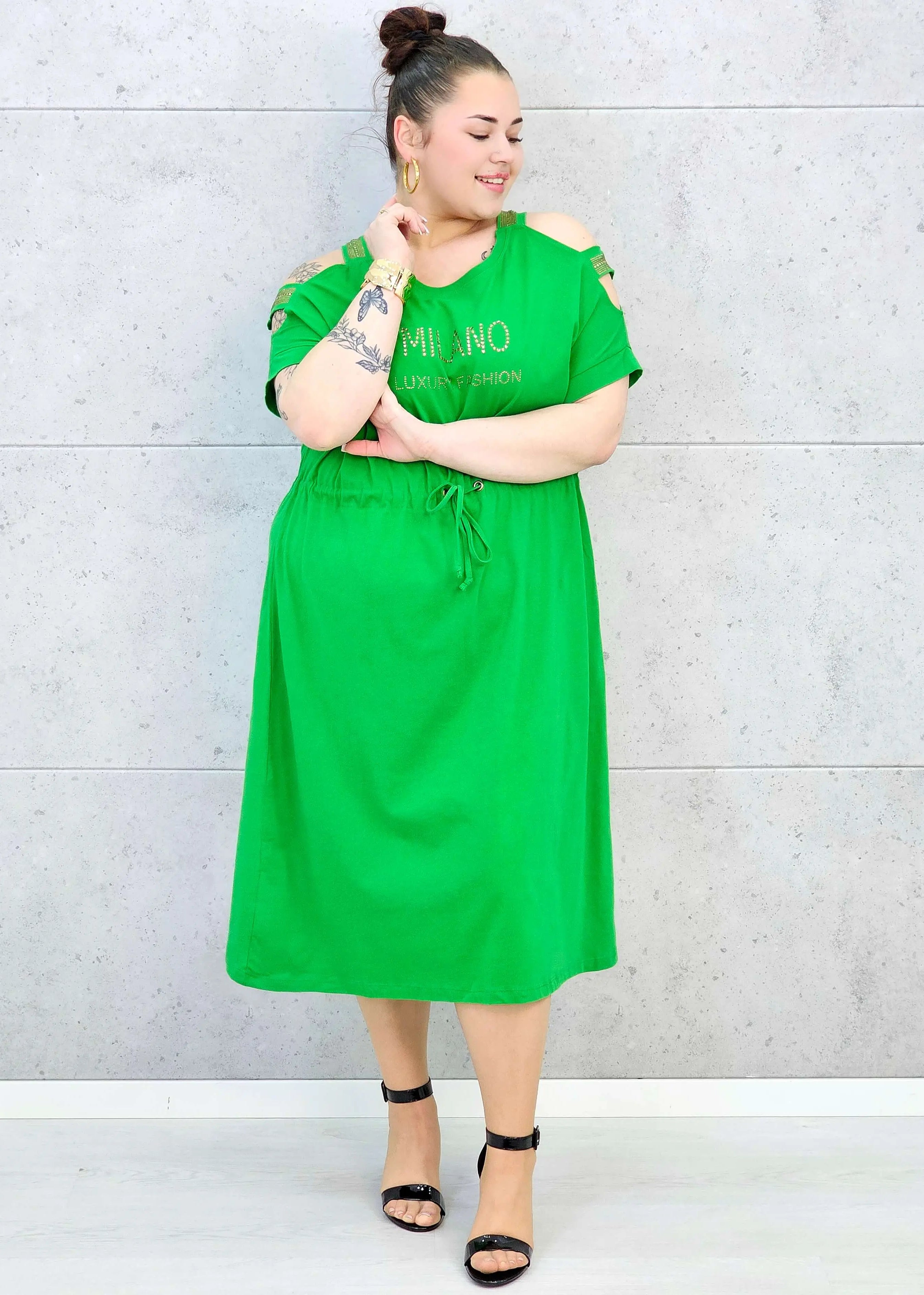 Sukienka plus size z regulacją w pasie i dekoracyjnymi wycięciami Stylowa XL