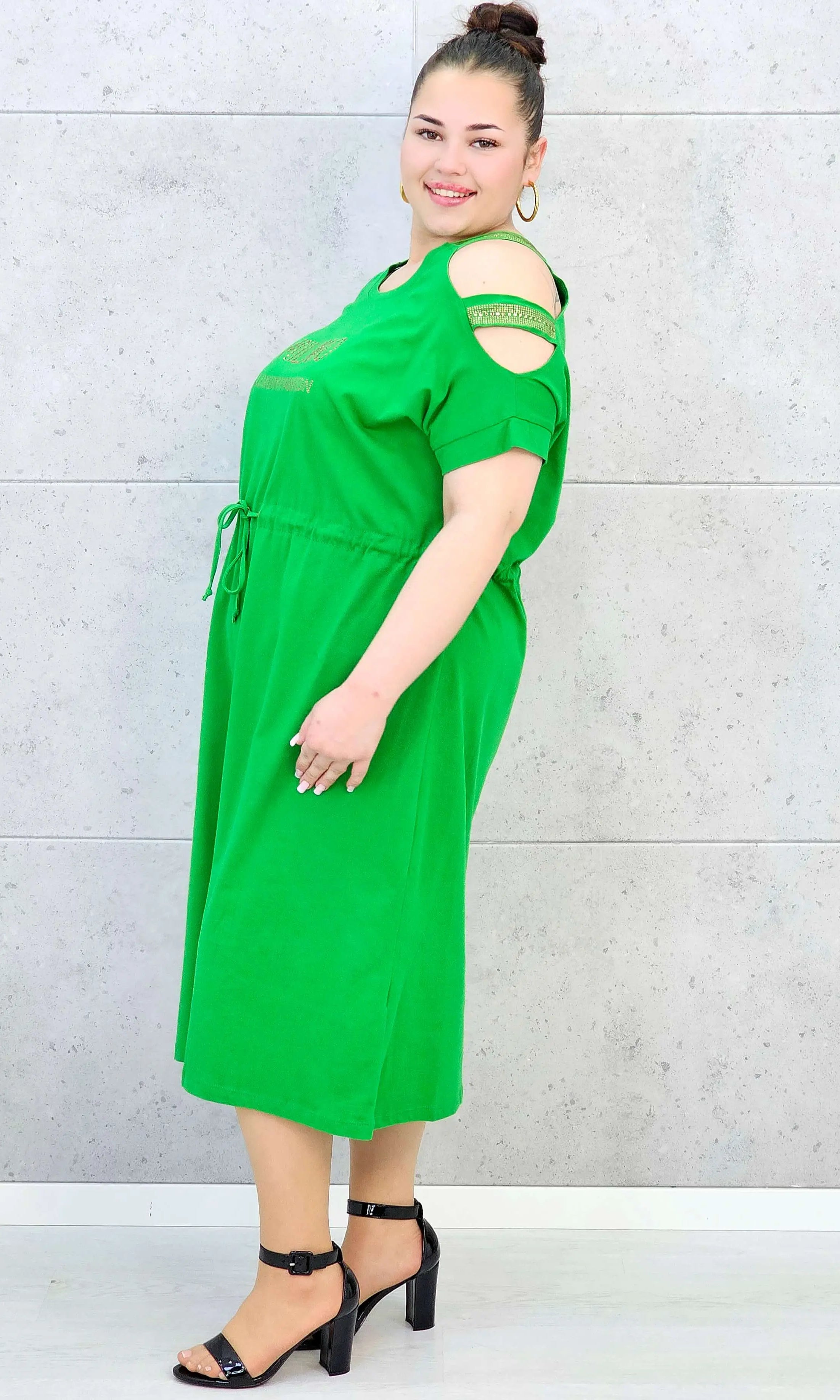 Sukienka plus size z regulacją w pasie i dekoracyjnymi wycięciami Stylowa XL