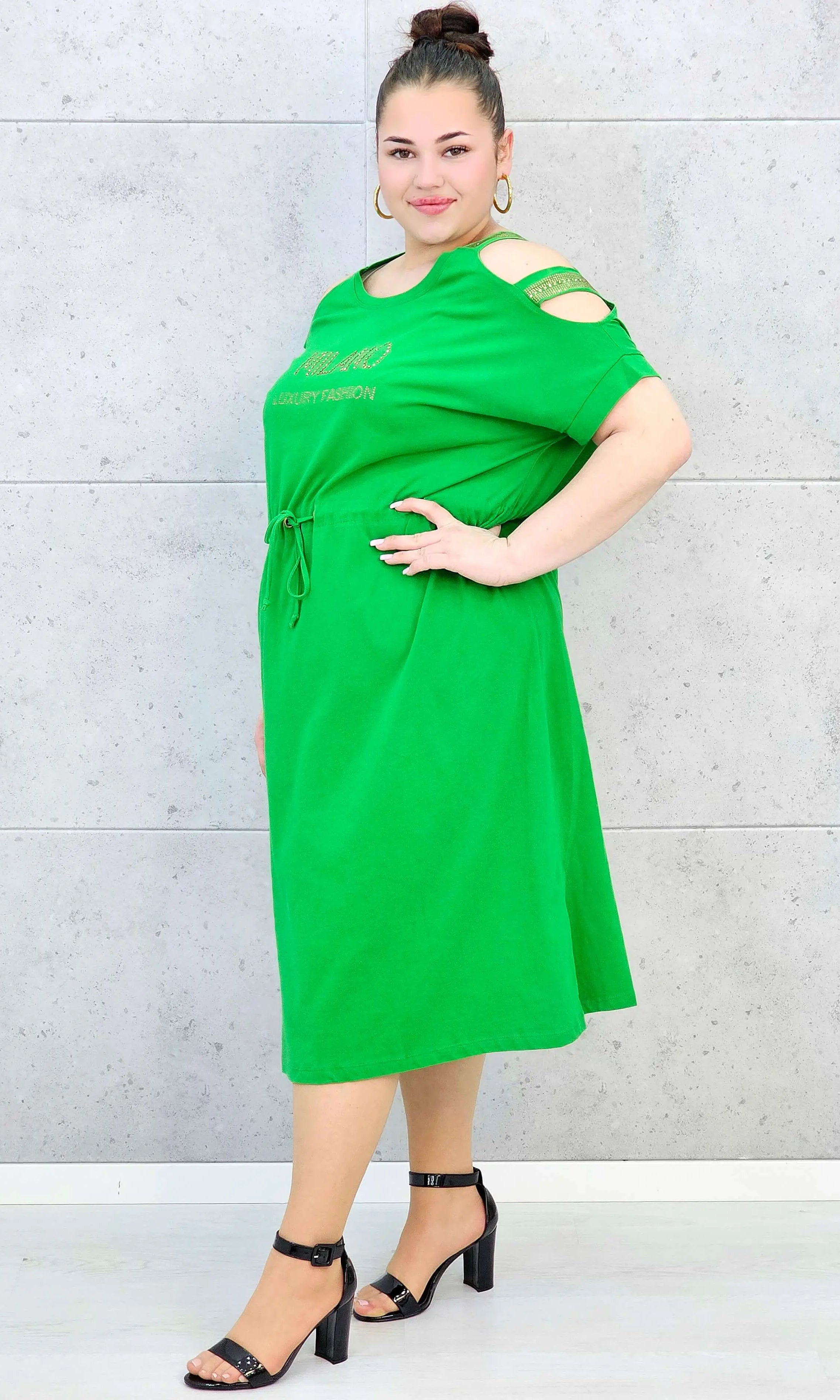 Sukienka plus size z regulacją w pasie i dekoracyjnymi wycięciami Stylowa XL