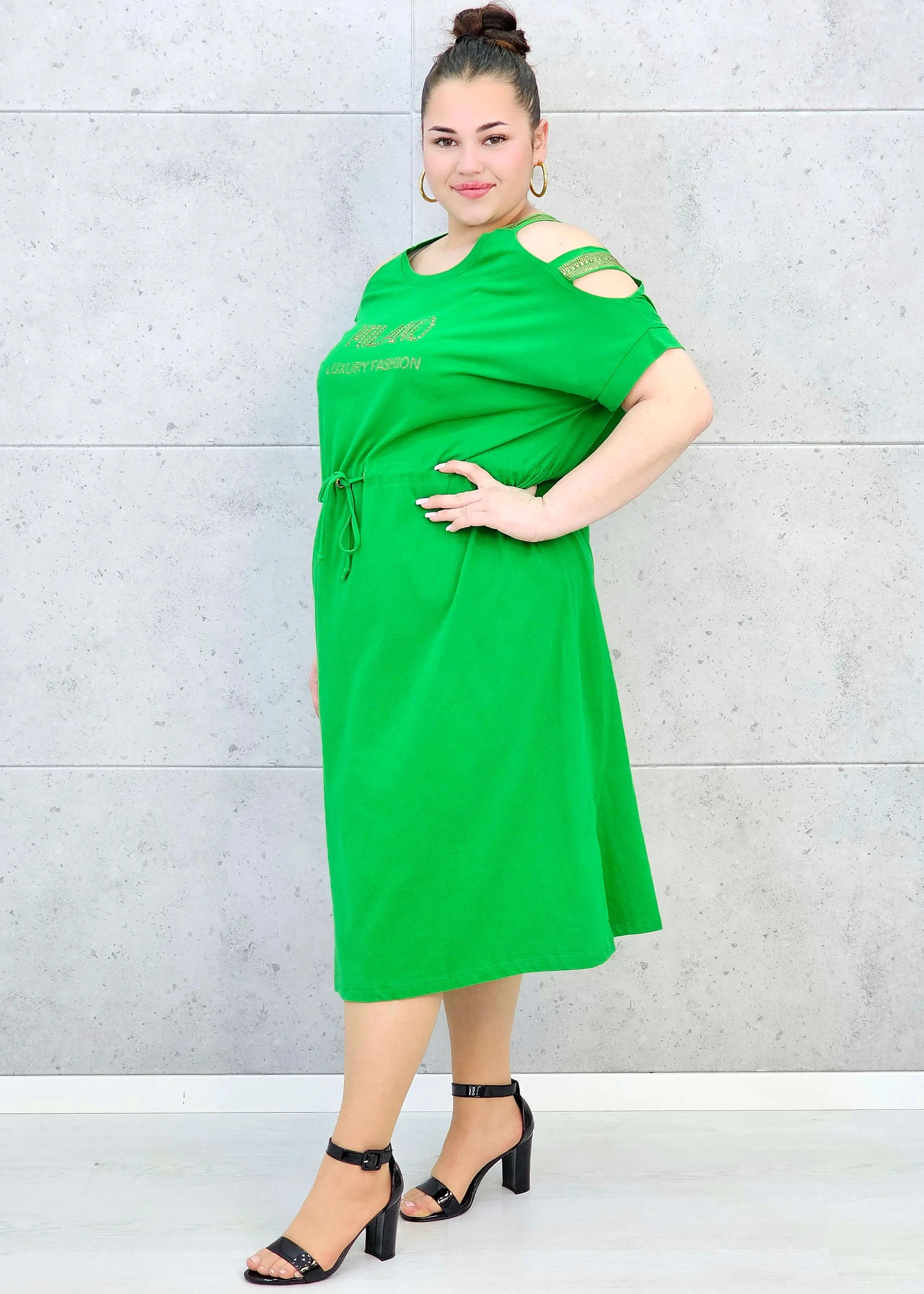 Sukienka plus size z regulacją w pasie i dekoracyjnymi wycięciami Stylowa XL