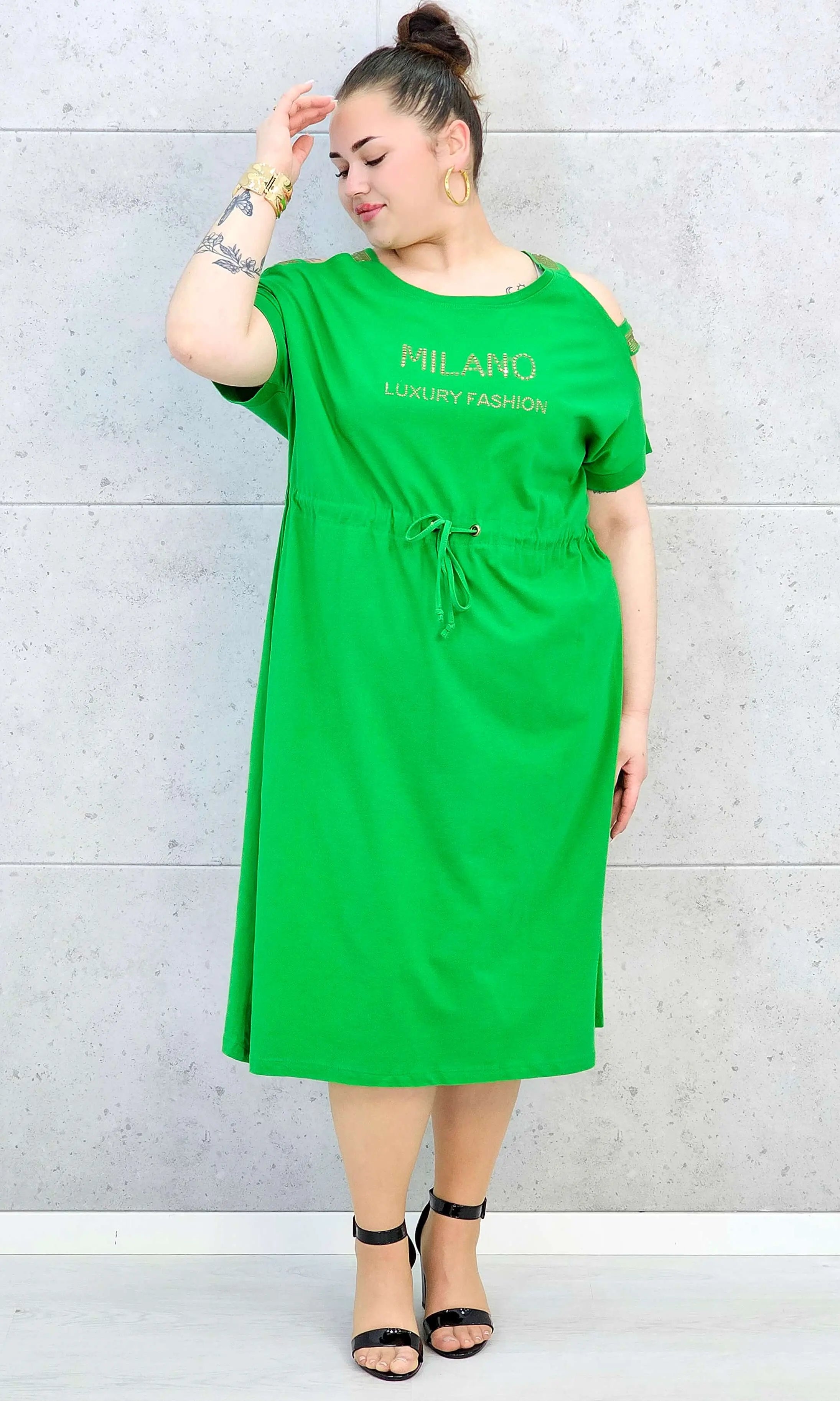 Sukienka plus size z regulacją w pasie i dekoracyjnymi wycięciami Stylowa XL