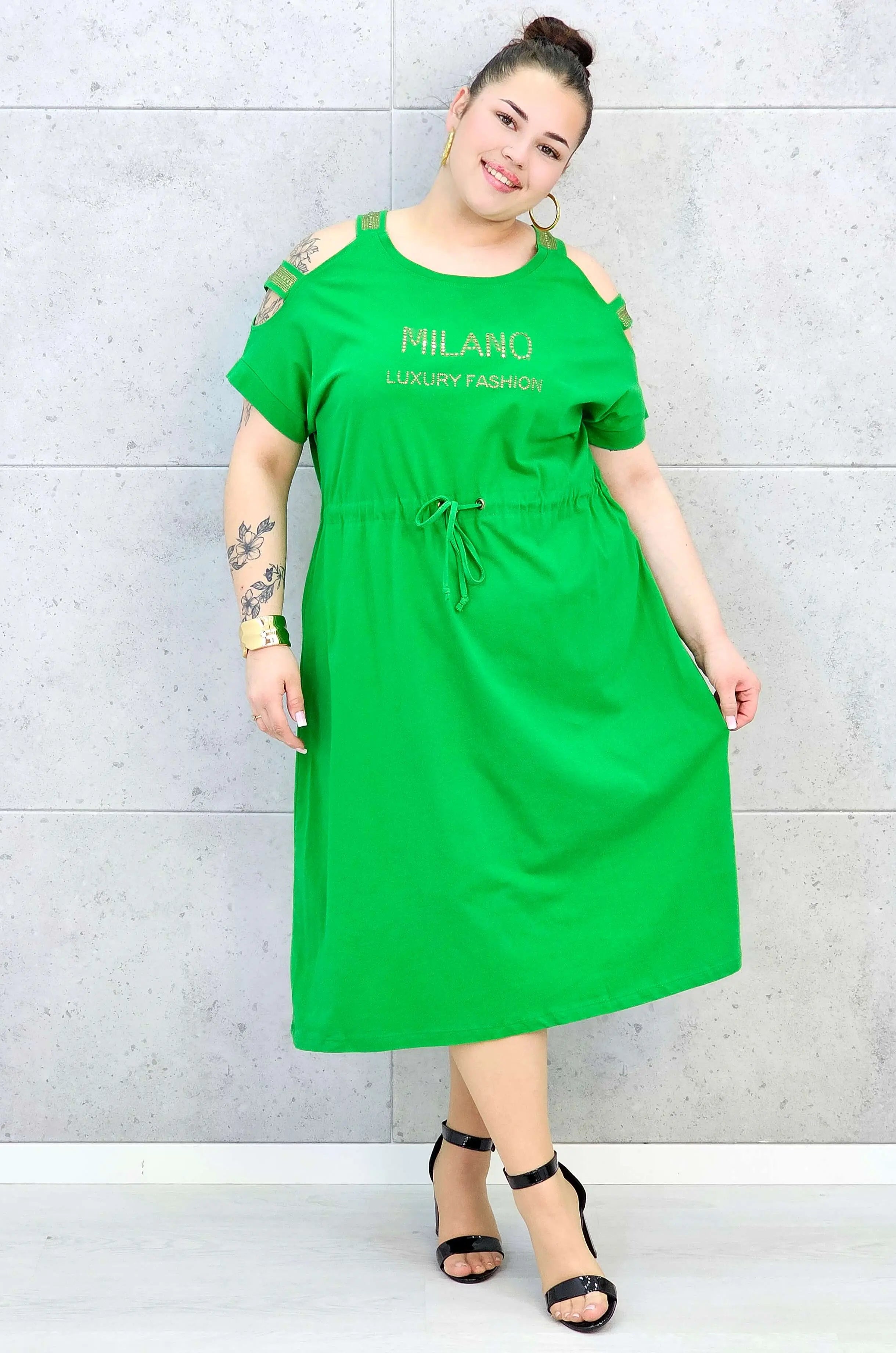 Sukienka plus size z regulacją w pasie i dekoracyjnymi wycięciami Stylowa XL