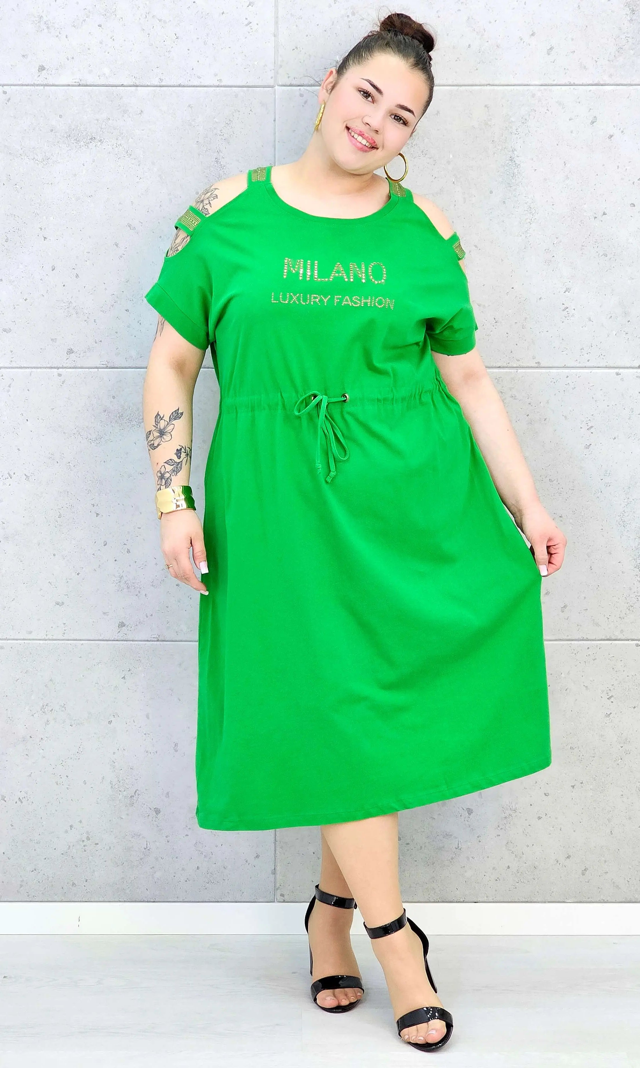 Sukienka plus size z regulacją w pasie i dekoracyjnymi wycięciami Stylowa XL