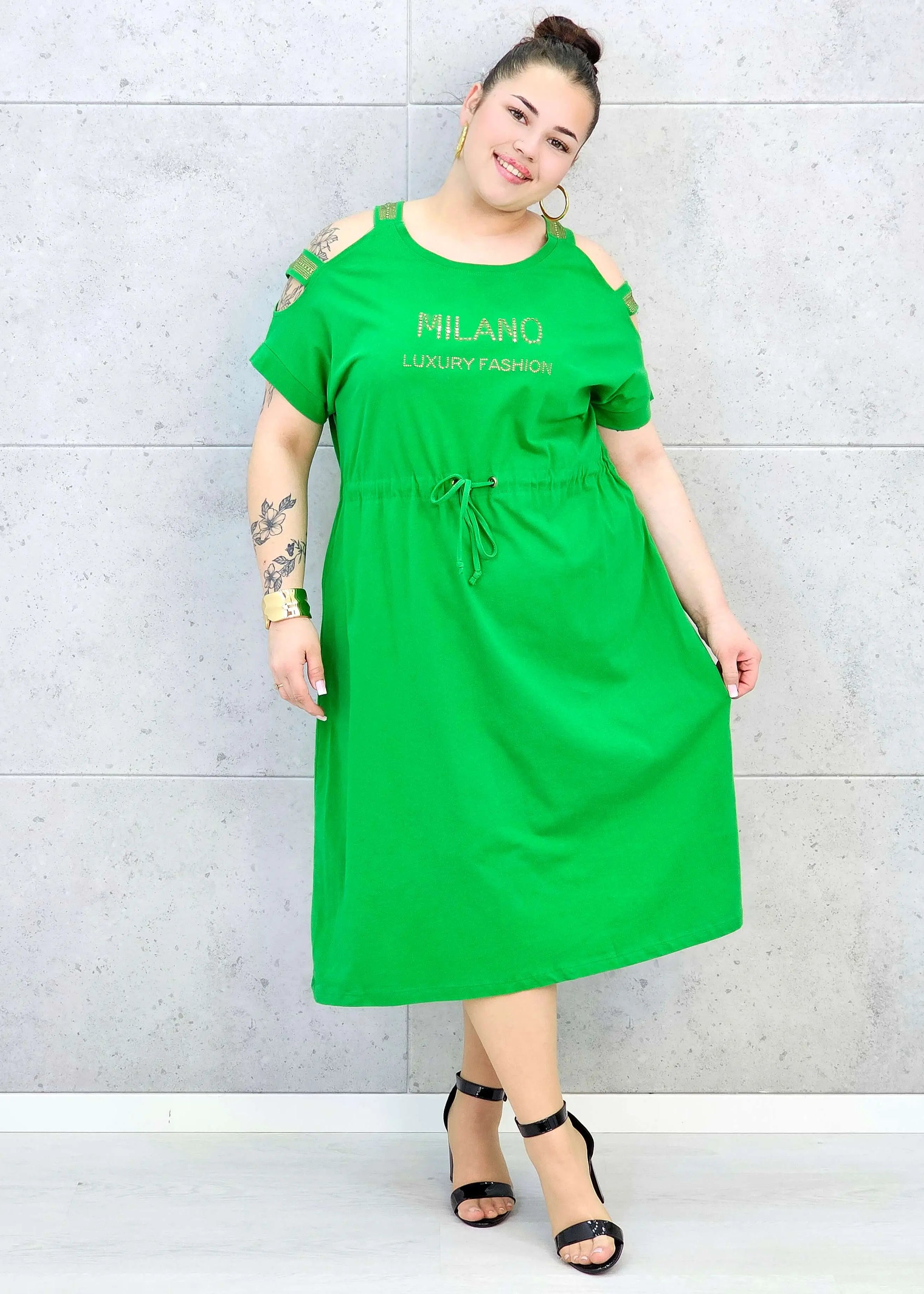 Sukienka plus size z regulacją w pasie i dekoracyjnymi wycięciami Stylowa XL