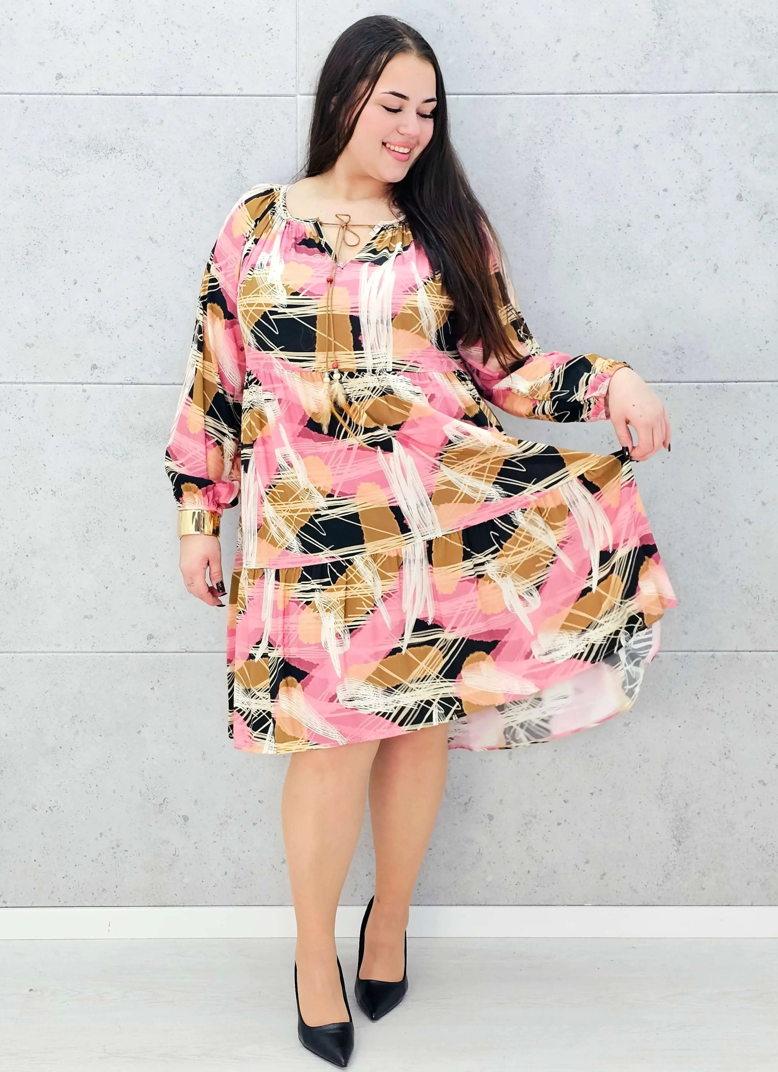 Sukienka plus size z wiązaniem – lekka i pełna energii Stylowa XL Stylowa XL