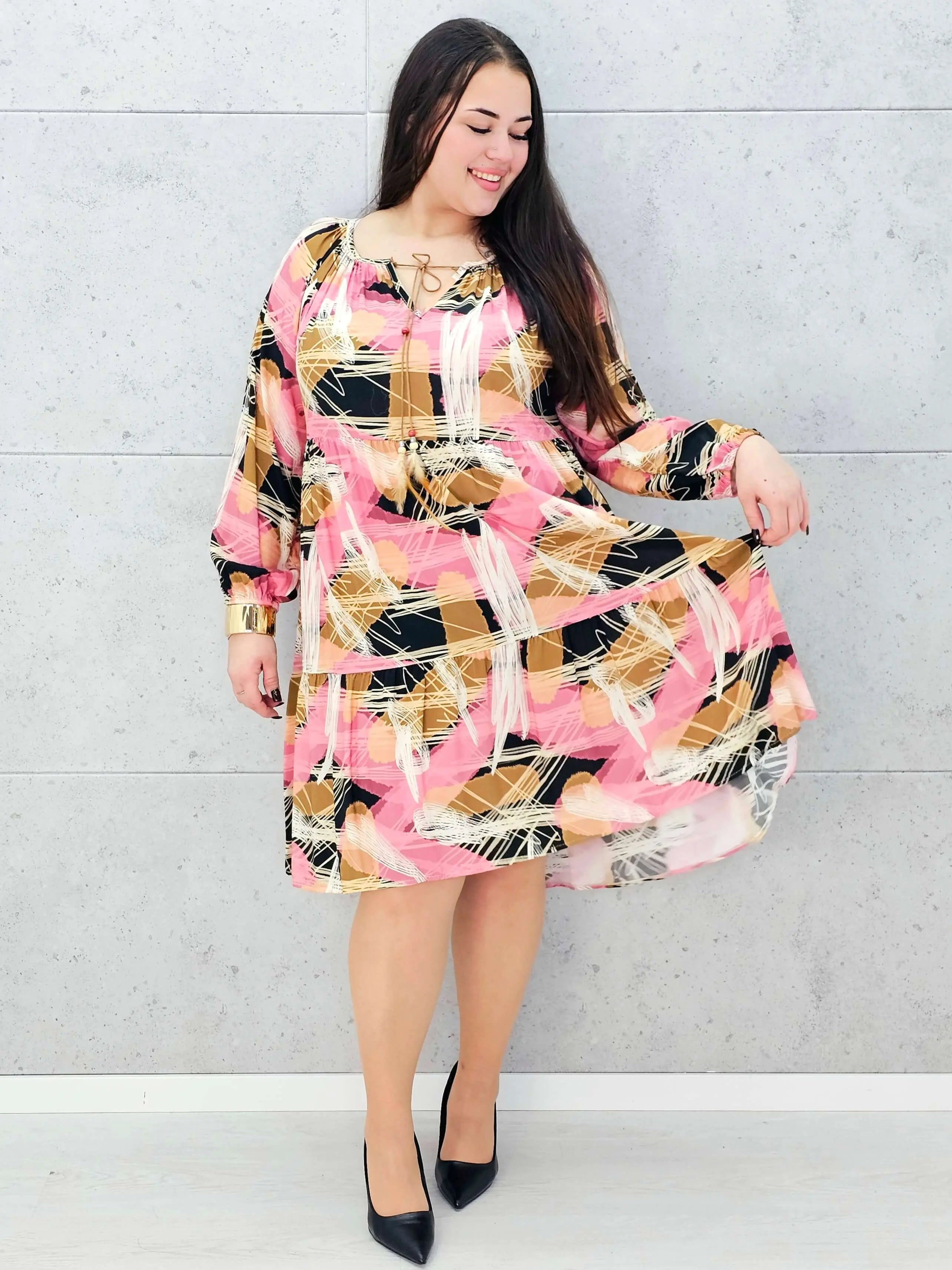 Sukienka plus size z wiązaniem – lekka i pełna energii Stylowa XL Stylowa XL