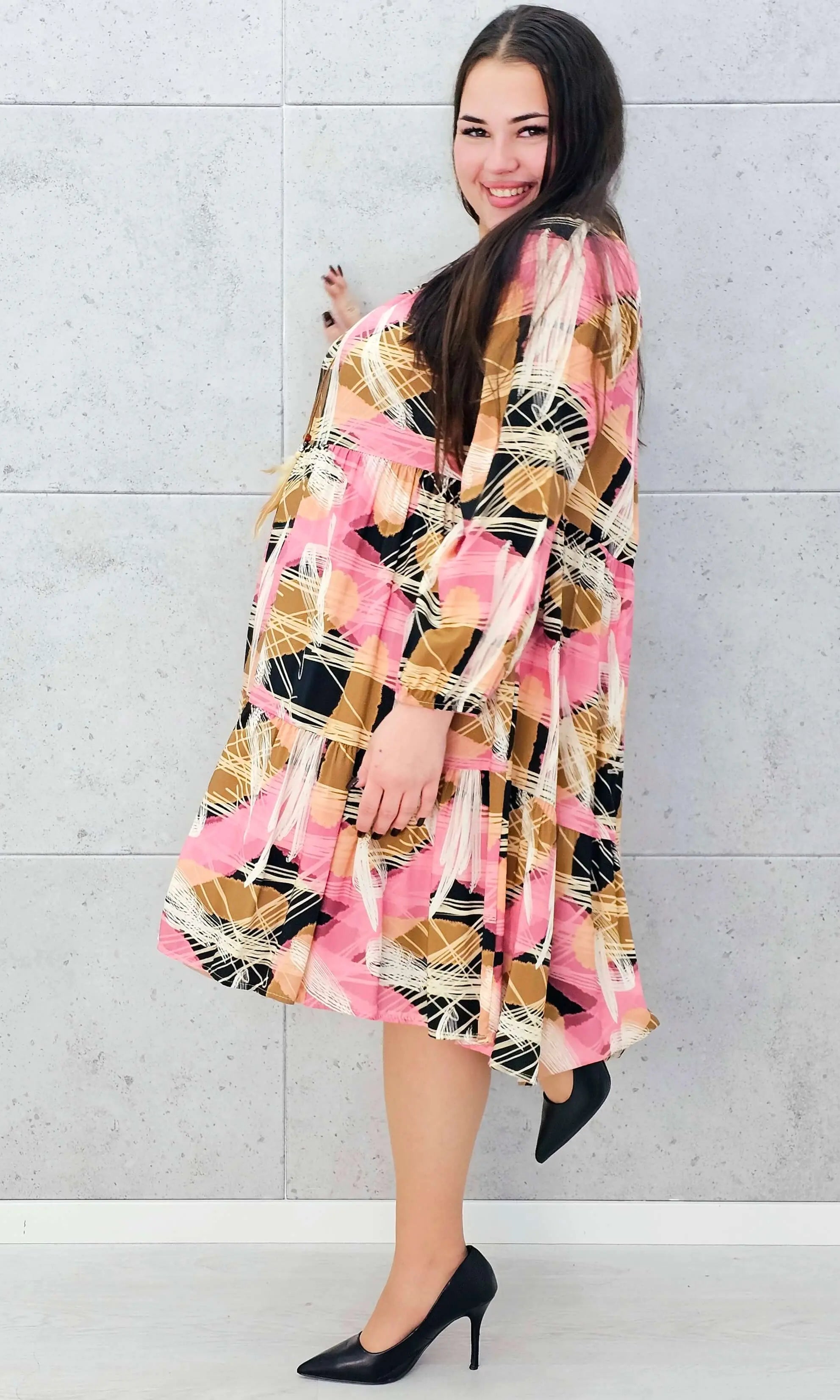 Sukienka plus size z wiązaniem – lekka i pełna energii Stylowa XL Stylowa XL