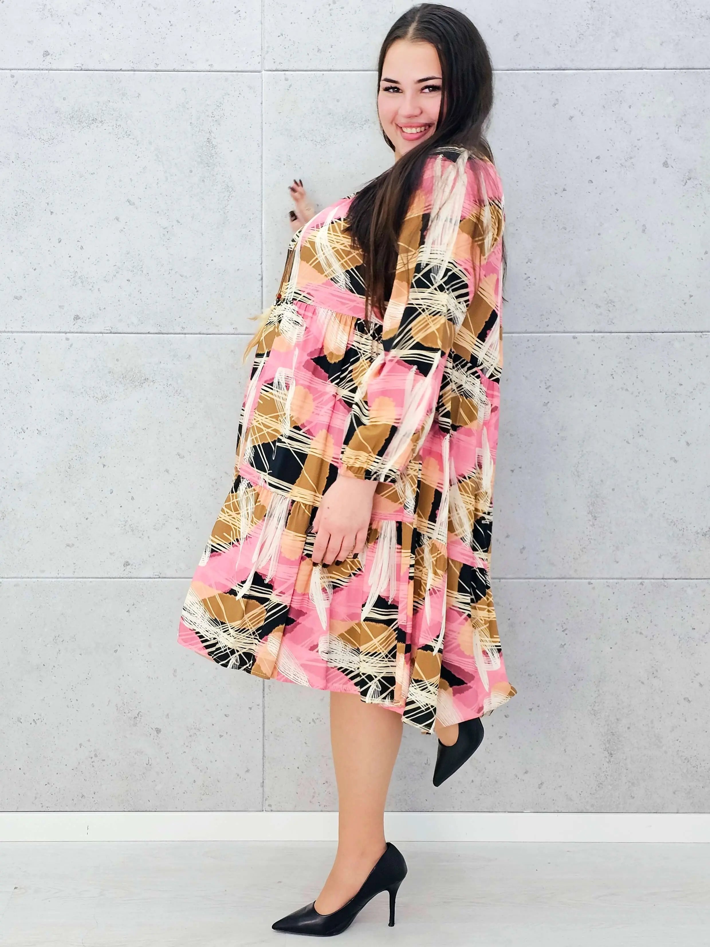 Sukienka plus size z wiązaniem – lekka i pełna energii Stylowa XL Stylowa XL