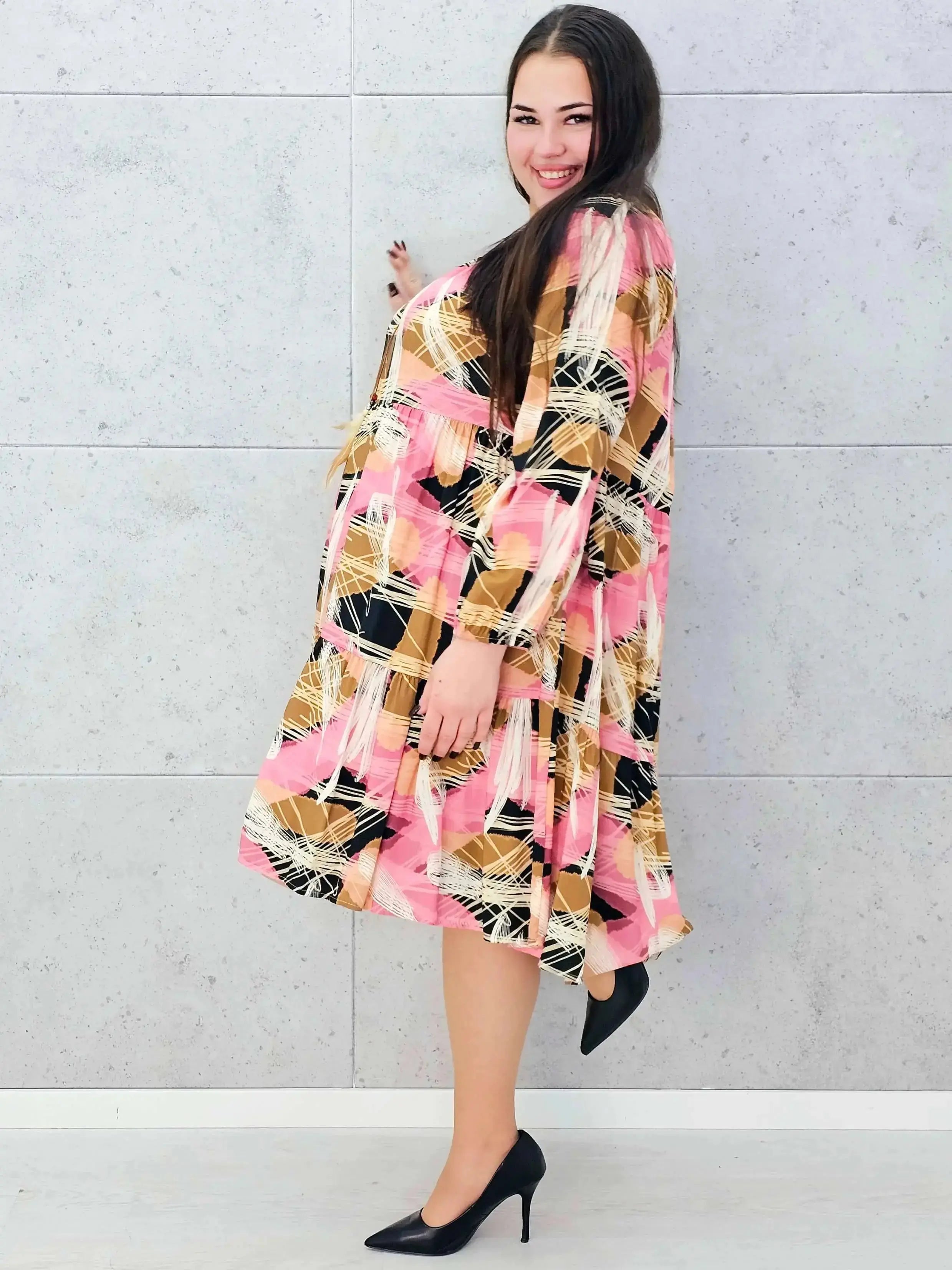 Sukienka plus size z wiązaniem – lekka i pełna energii Stylowa XL Stylowa XL